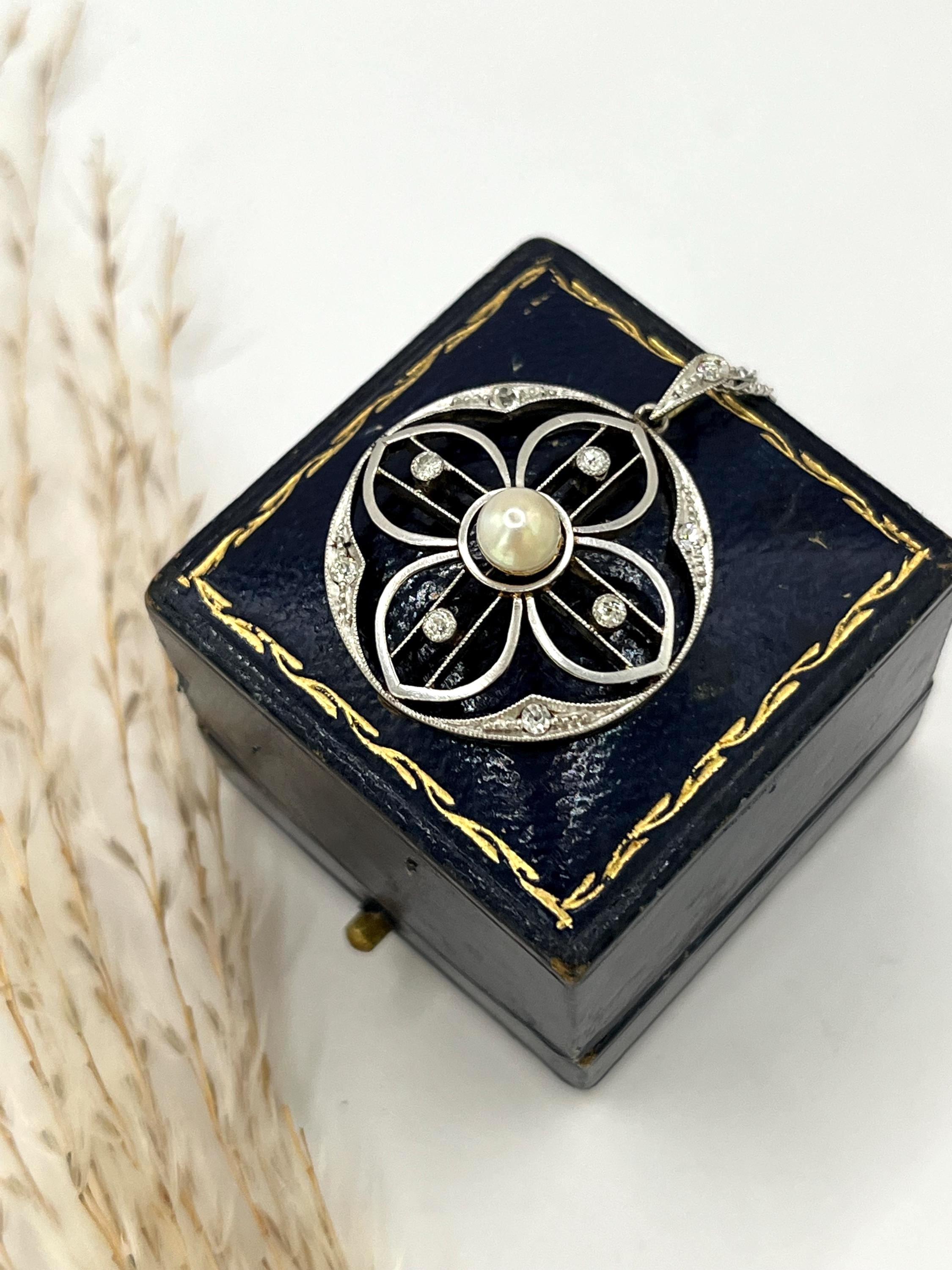 Ciondolo edoardiano in oro 18ct e platino, con diamanti e perle, CIRCA 1910 In condizioni buone in vendita a Brighton, GB