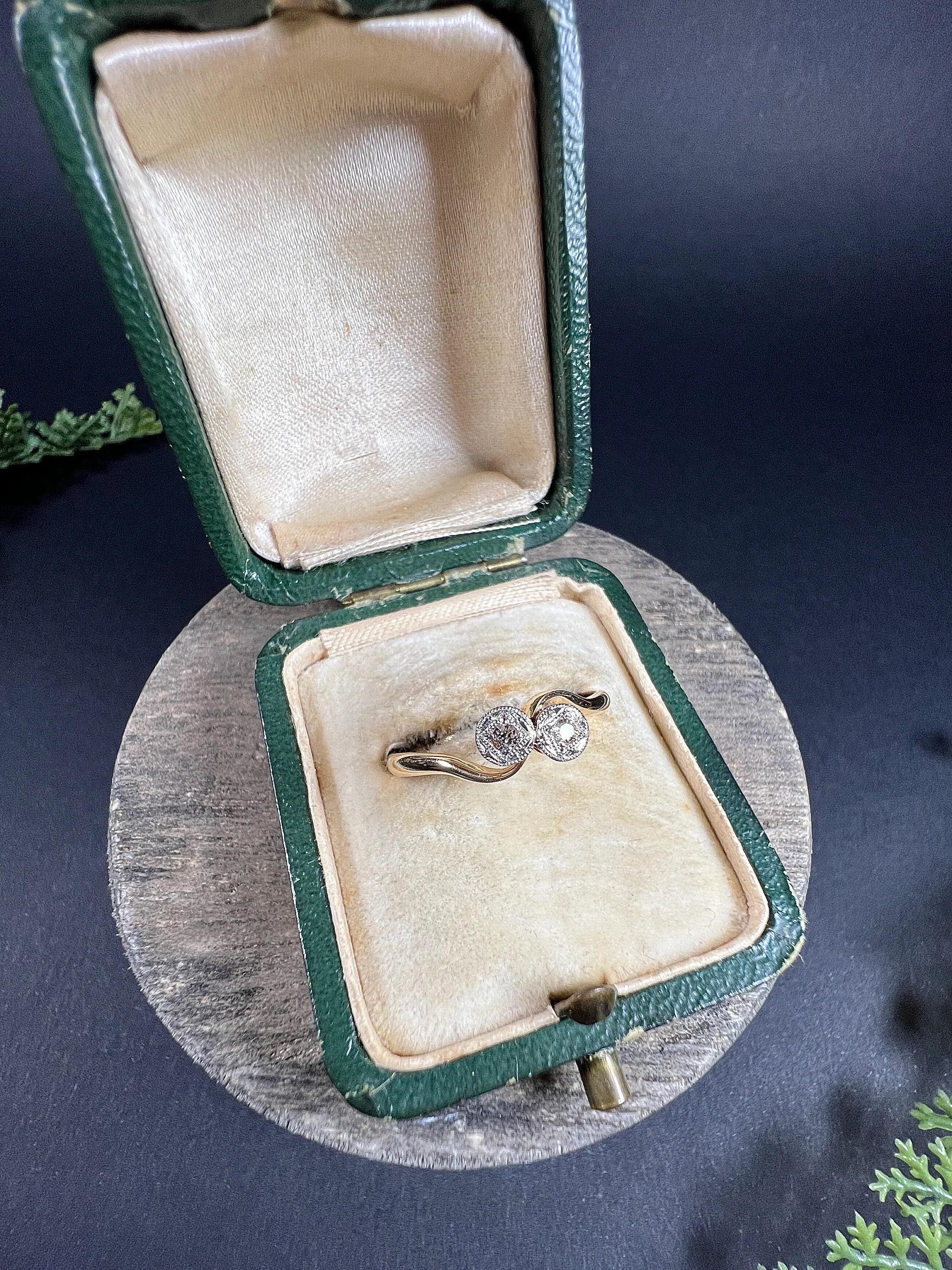 Bague Toi et Moi en diamant ancien

Or 18ct et platine estampillé

Circa 1910

Cette magnifique bague en or 18ct et platine affiche un style toi et moi intemporel, avec deux superbes diamants sertis en illusion. Les diamants sont sertis en platine,