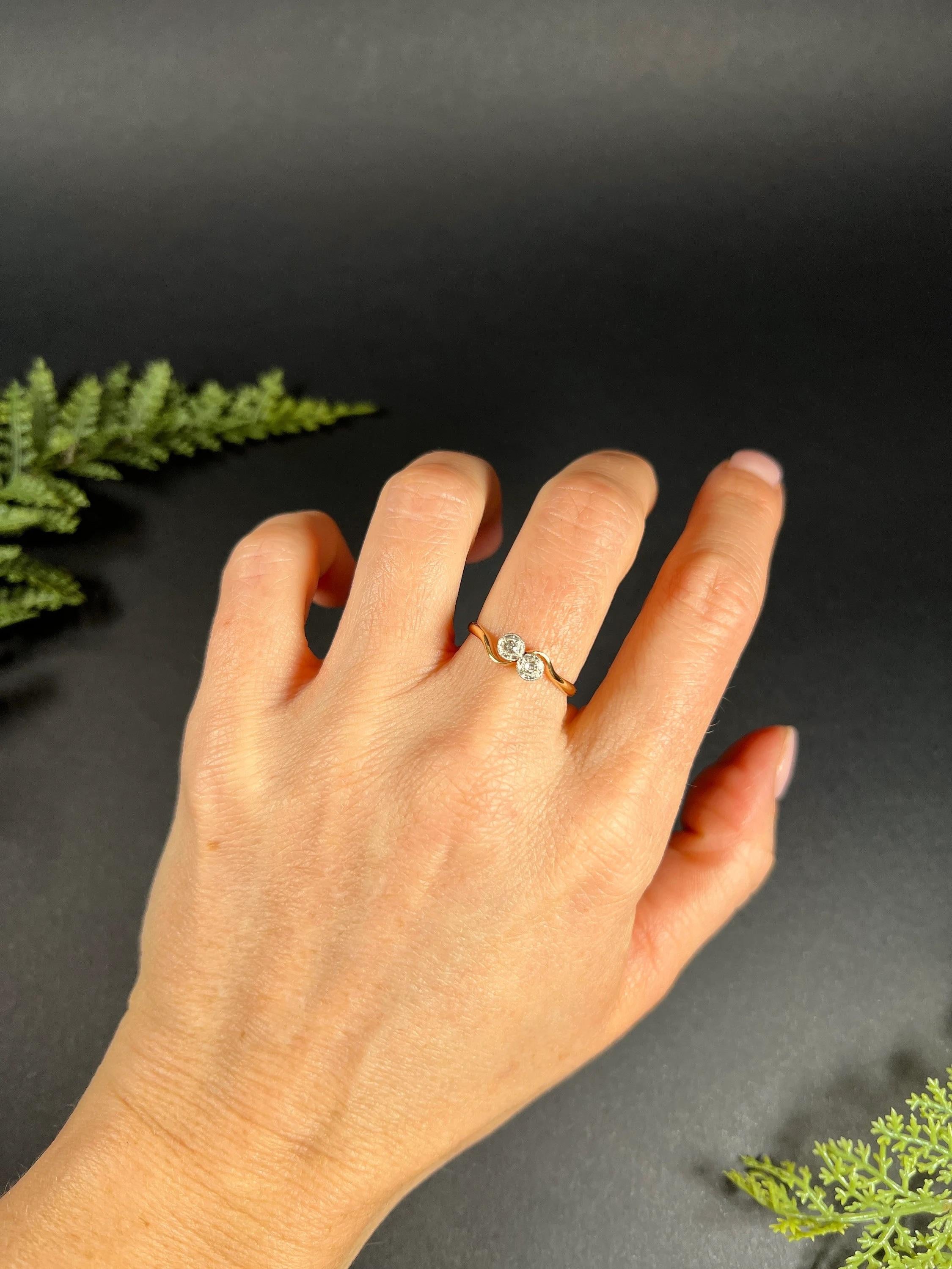 Taille vieille Europe Bague édouardienne en or 18ct et platine à diamants Toi et Moi, sertie d'un croisement d'illusions en vente