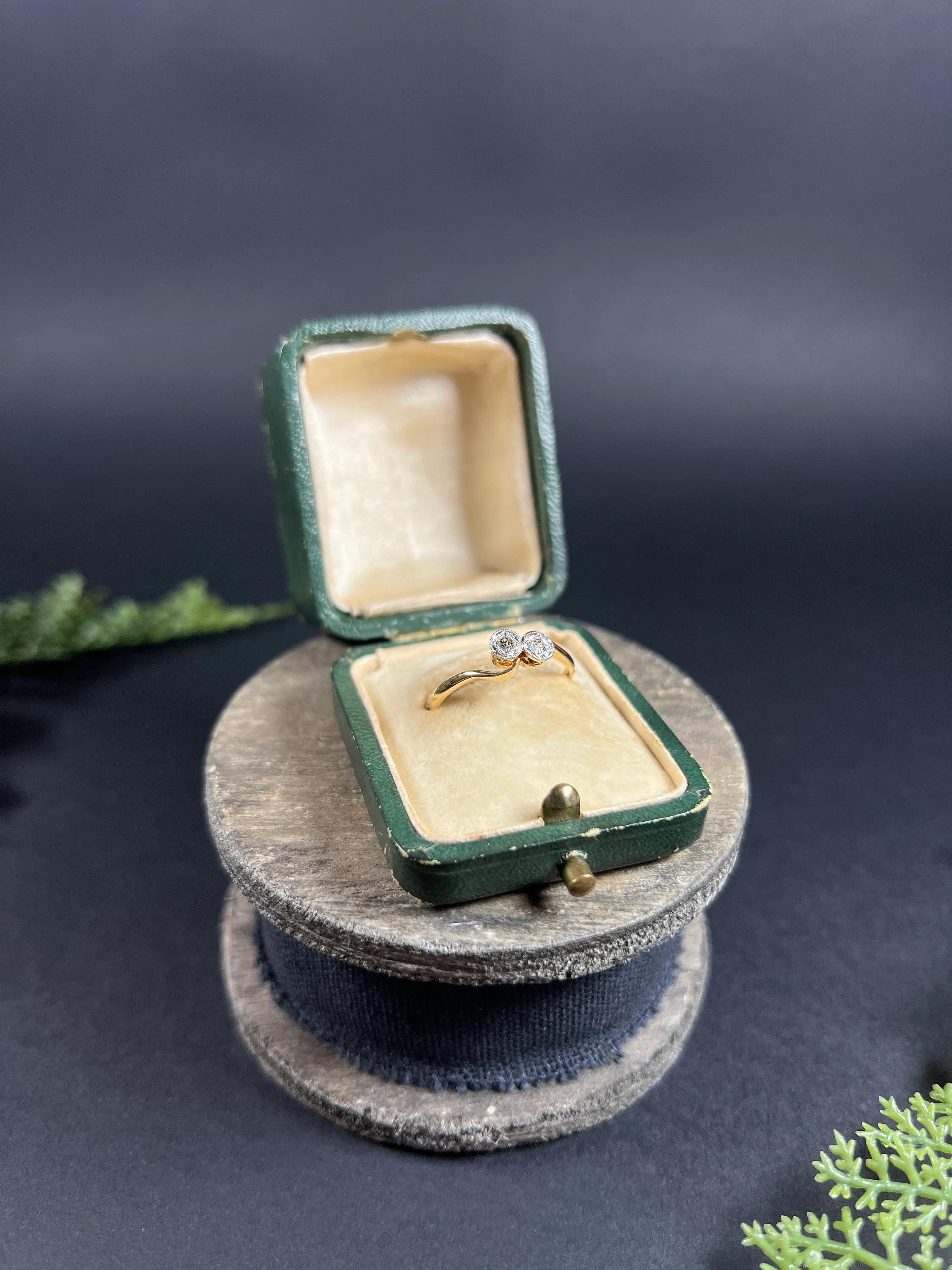 Bague édouardienne en or 18ct et platine à diamants Toi et Moi, sertie d'un croisement d'illusions Unisexe en vente