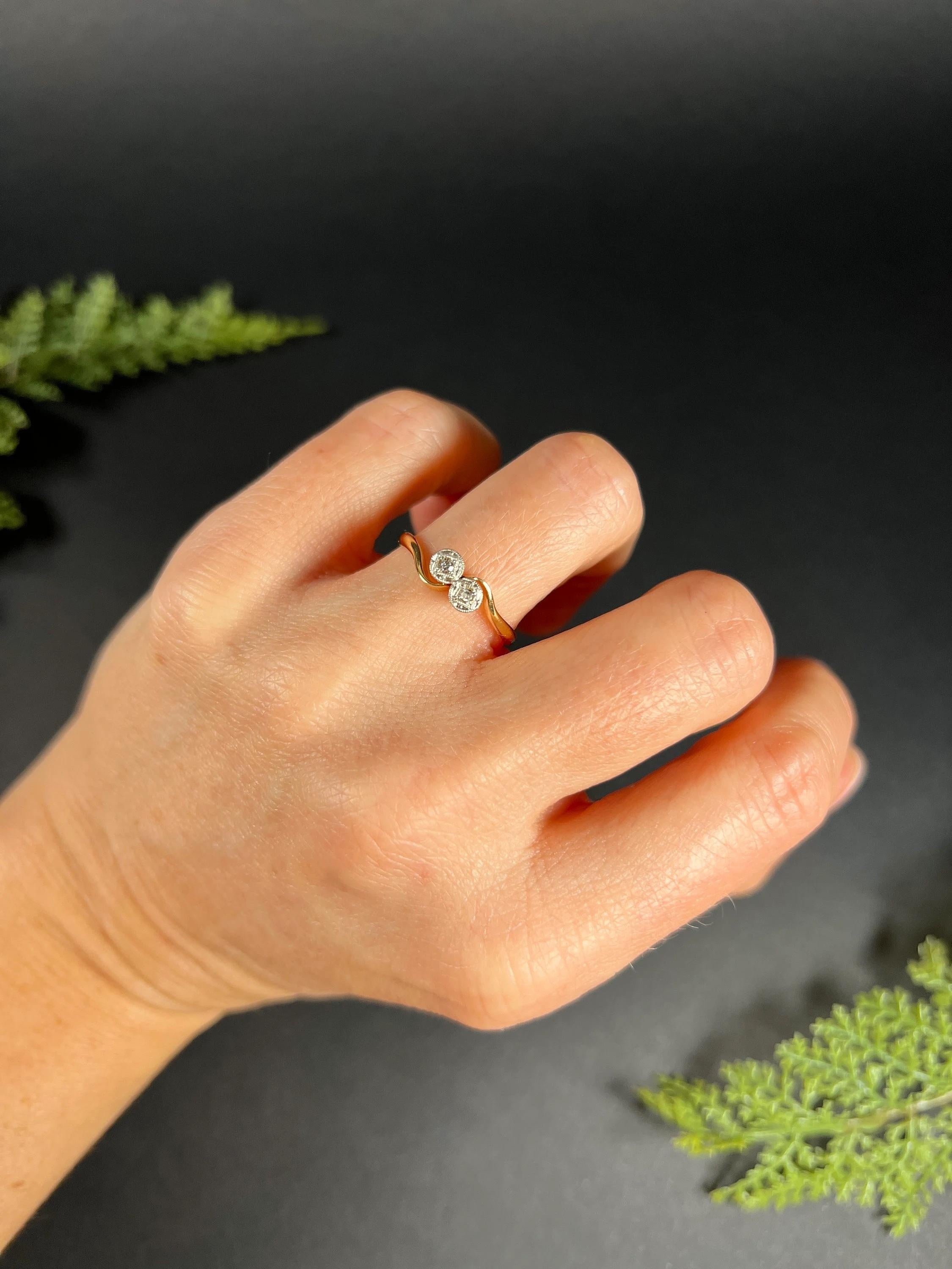 Bague édouardienne en or 18ct et platine à diamants Toi et Moi, sertie d'un croisement d'illusions en vente 3