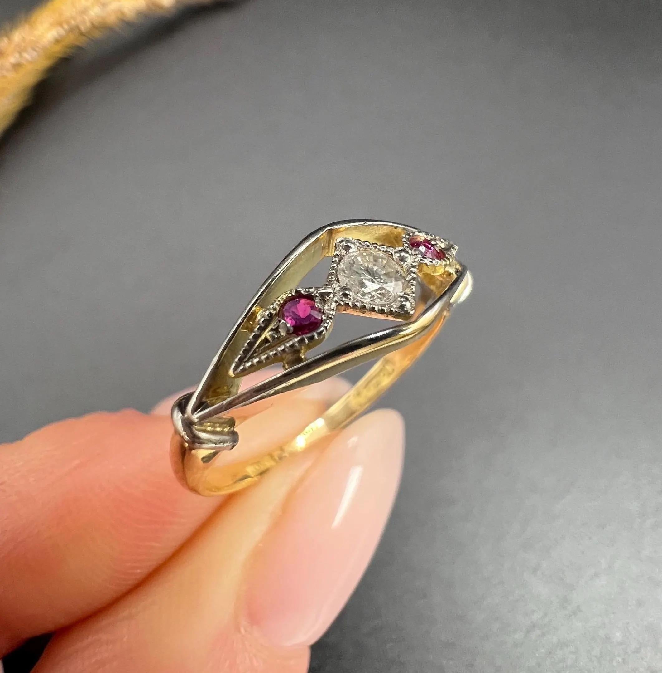 Anillo eduardiano de oro y platino de 18 ct, rubí y diamantes en forma de barco con montura abierta en venta 4