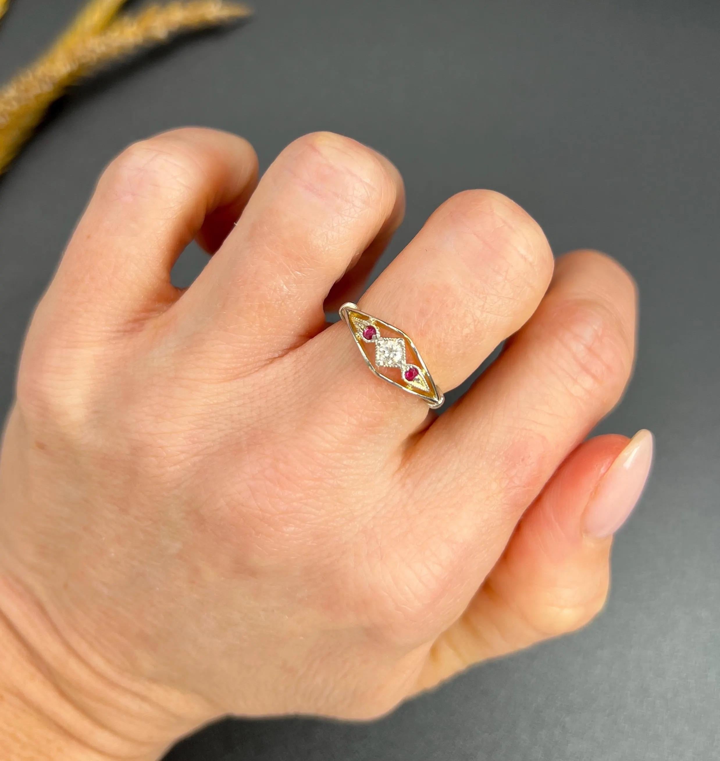 Anillo antiguo de rubíes y diamantes 

oro 18ct 

Alrededor de 1910

Maker's Mark H W Ltd

Adéntrate en la elegancia con este exquisito anillo eduardiano, bellamente elaborado en oro de 18 ct. Su exclusivo diseño en forma de barco presenta un