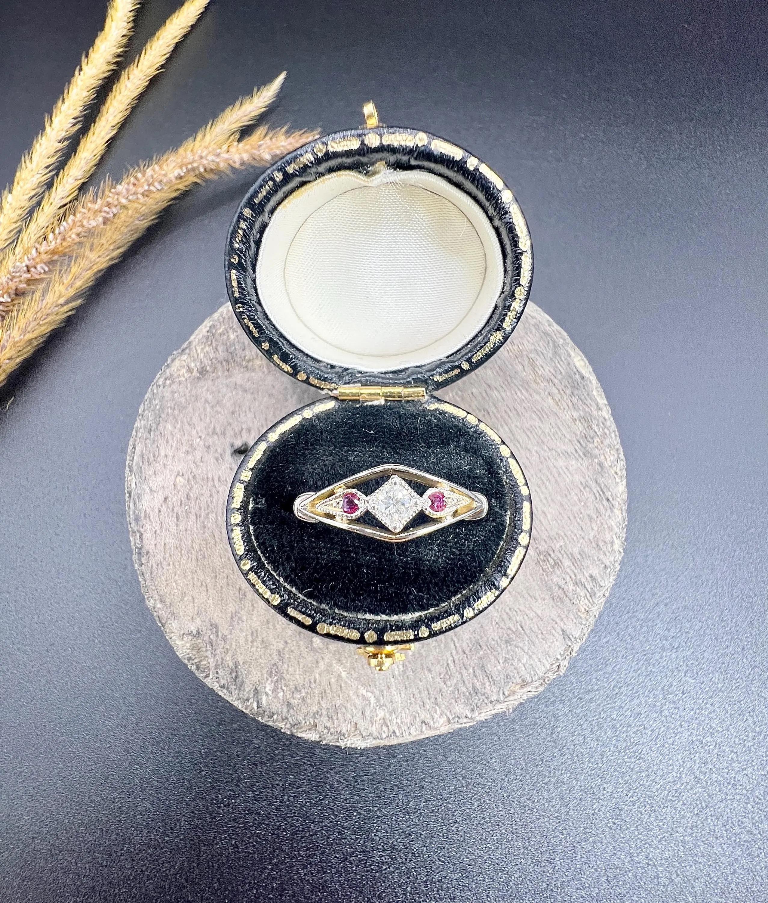 Anillo eduardiano de oro y platino de 18 ct, rubí y diamantes en forma de barco con montura abierta Eduardiano en venta