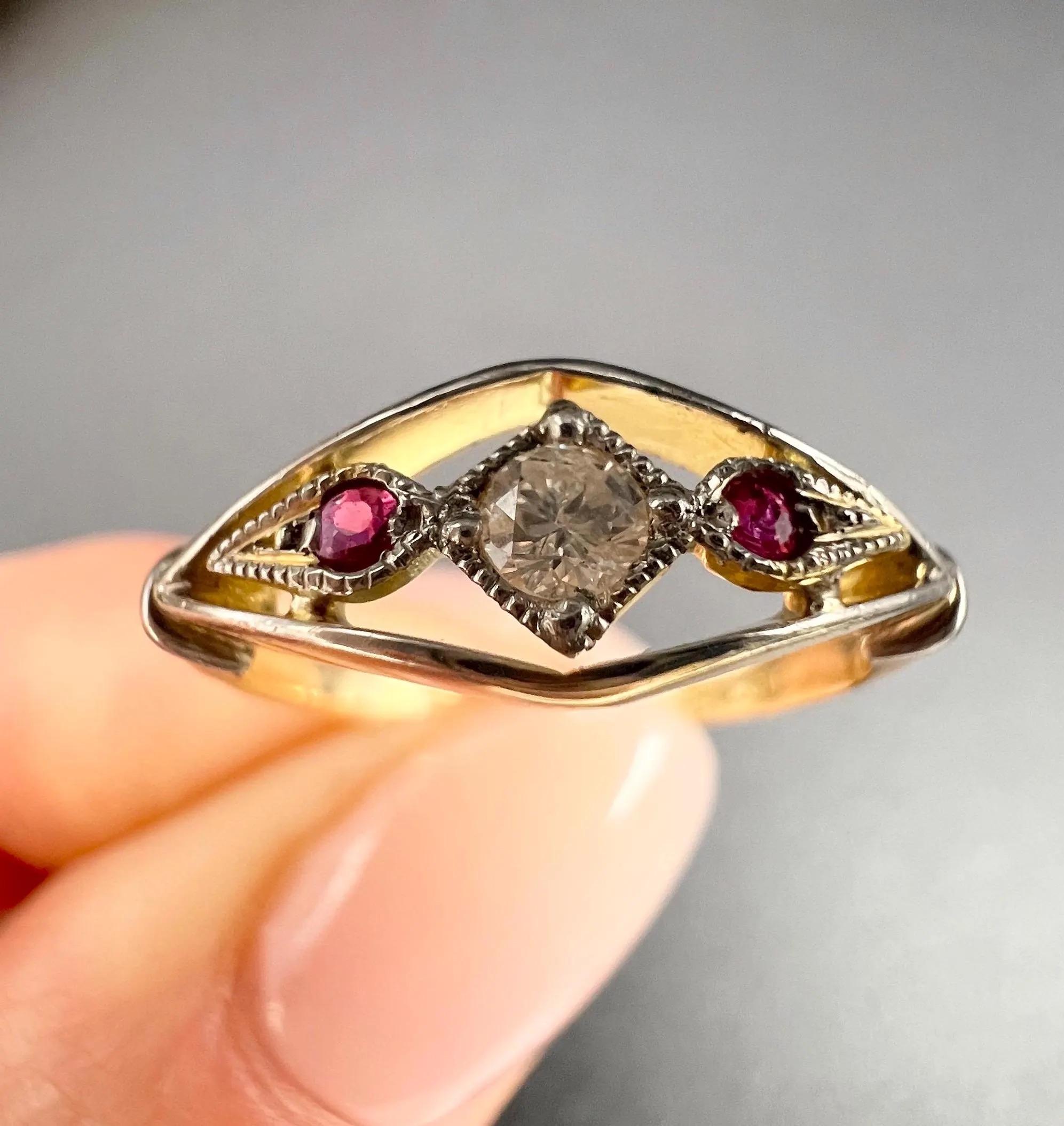 Anillo eduardiano de oro y platino de 18 ct, rubí y diamantes en forma de barco con montura abierta Corte brillante en venta