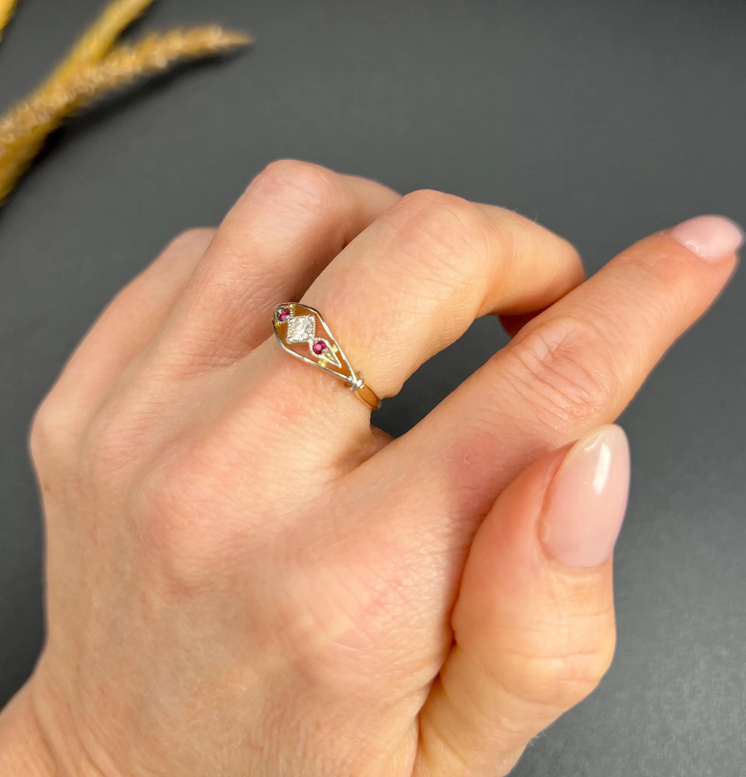 Anillo eduardiano de oro y platino de 18 ct, rubí y diamantes en forma de barco con montura abierta en Bueno estado para la venta en Brighton, GB