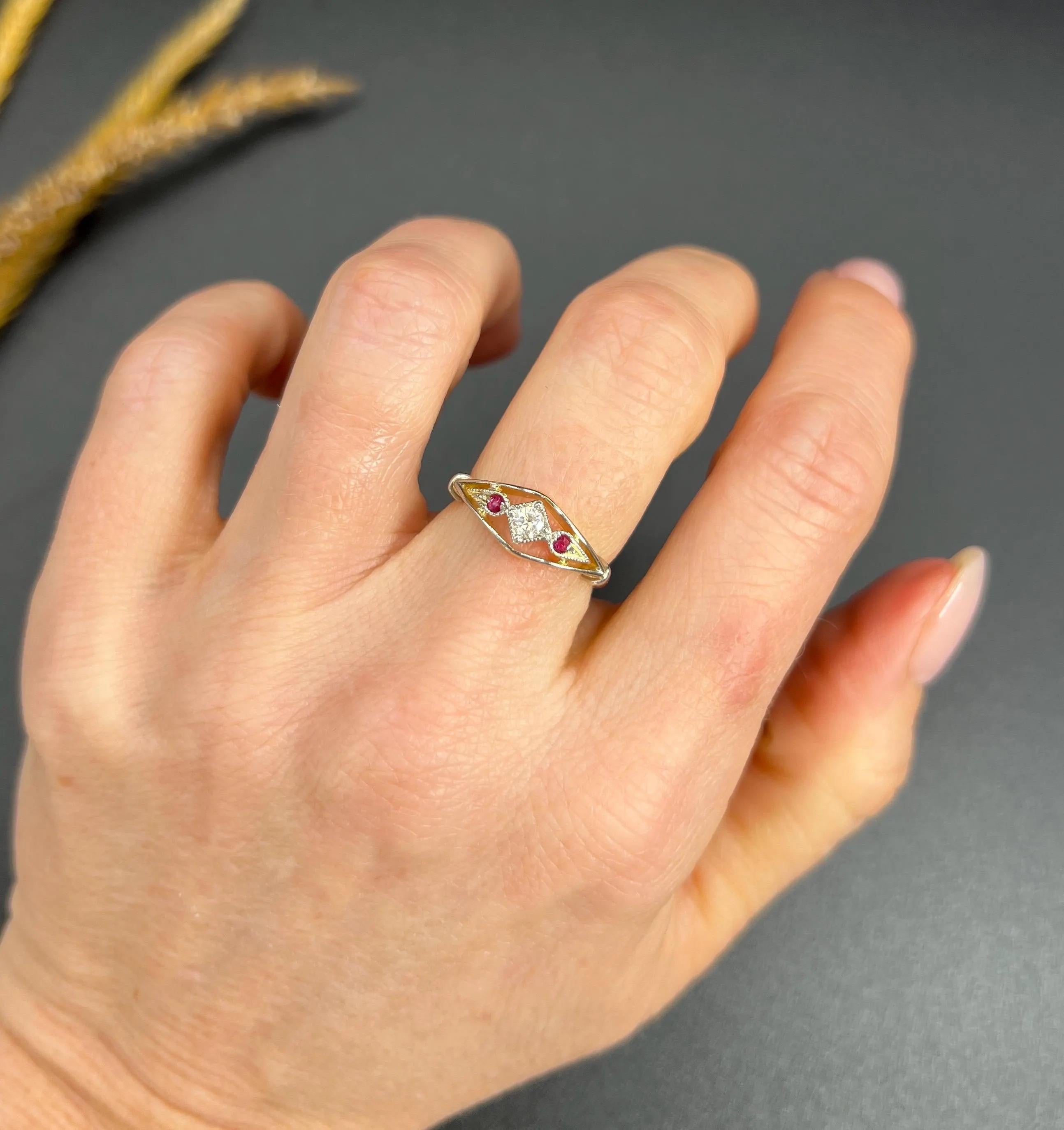 Femenino o masculino Anillo eduardiano de oro y platino de 18 ct, rubí y diamantes en forma de barco con montura abierta en venta