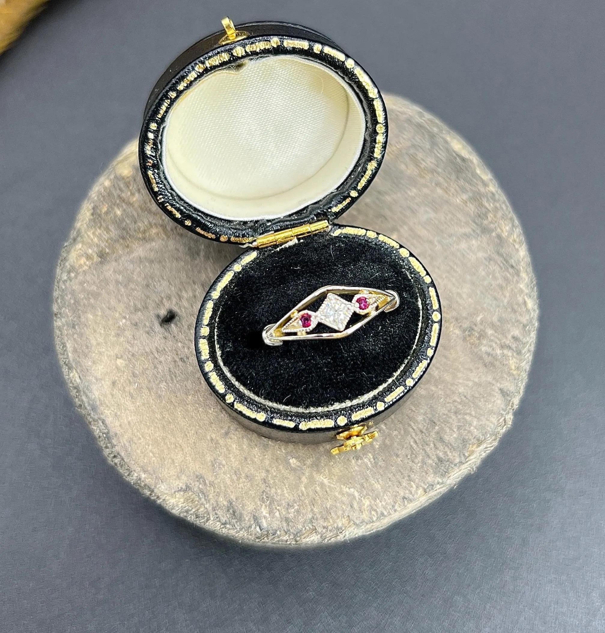 Anillo eduardiano de oro y platino de 18 ct, rubí y diamantes en forma de barco con montura abierta en venta 1