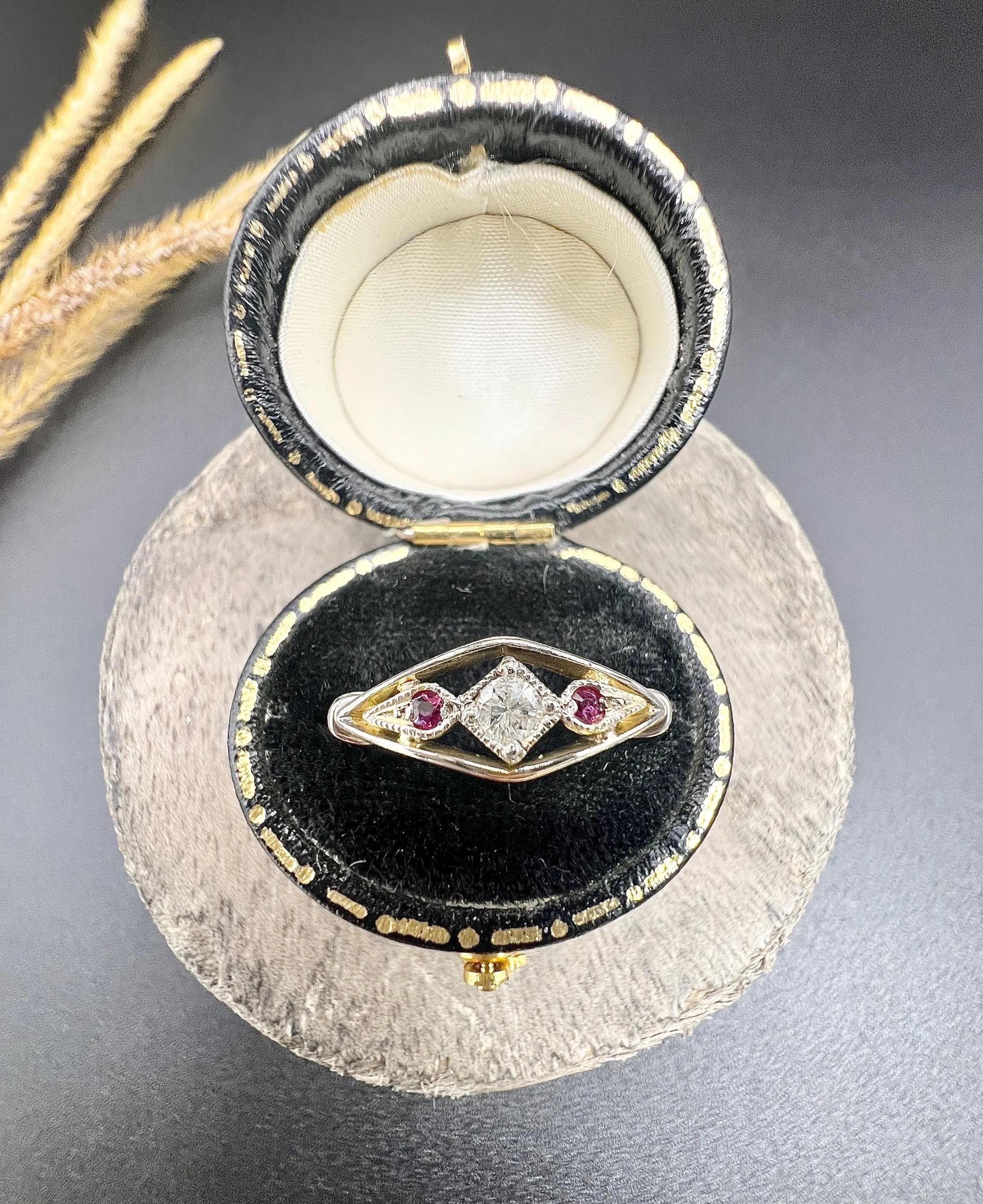 Anillo eduardiano de oro y platino de 18 ct, rubí y diamantes en forma de barco con montura abierta en venta 3