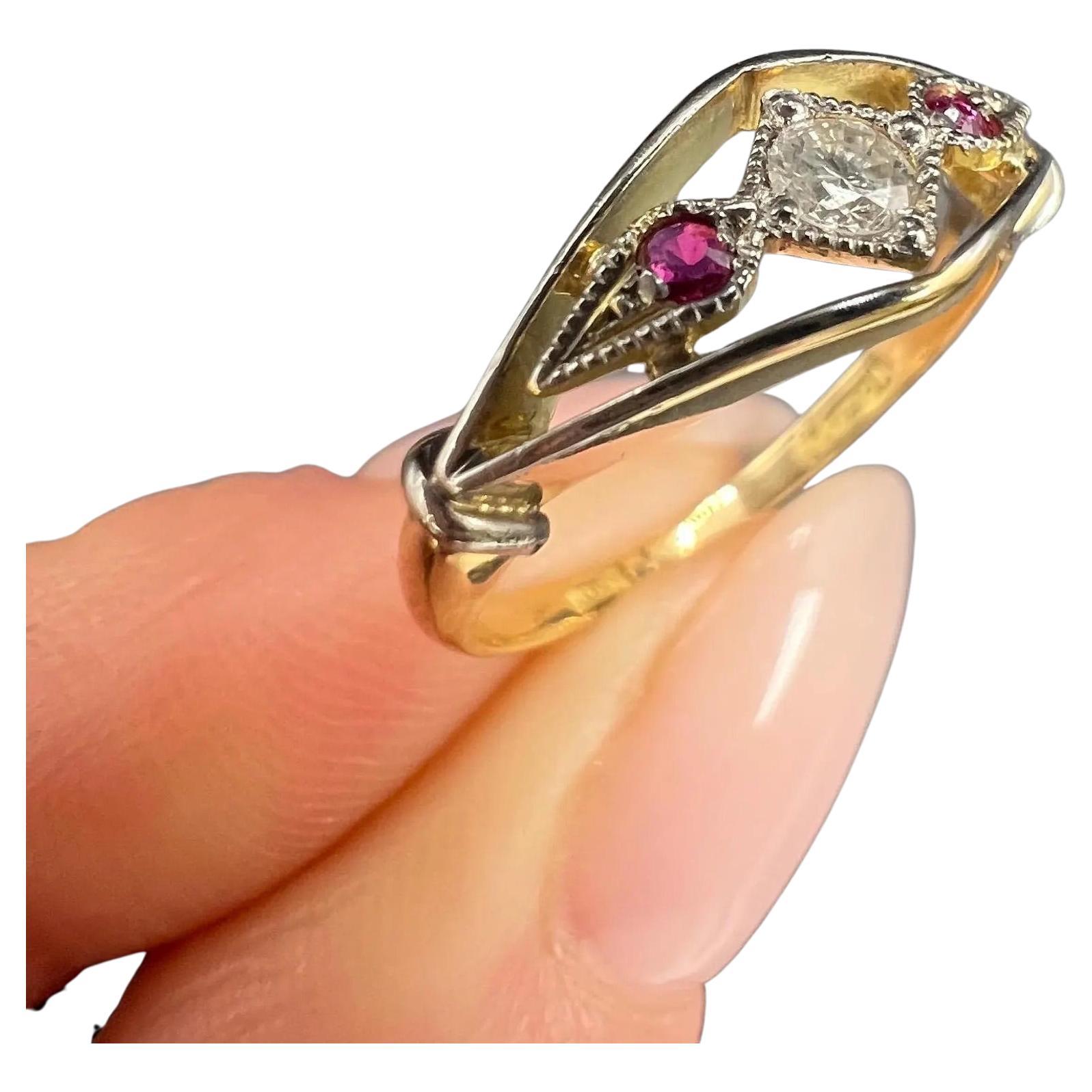 Anillo eduardiano de oro y platino de 18 ct, rubí y diamantes en forma de barco con montura abierta en venta