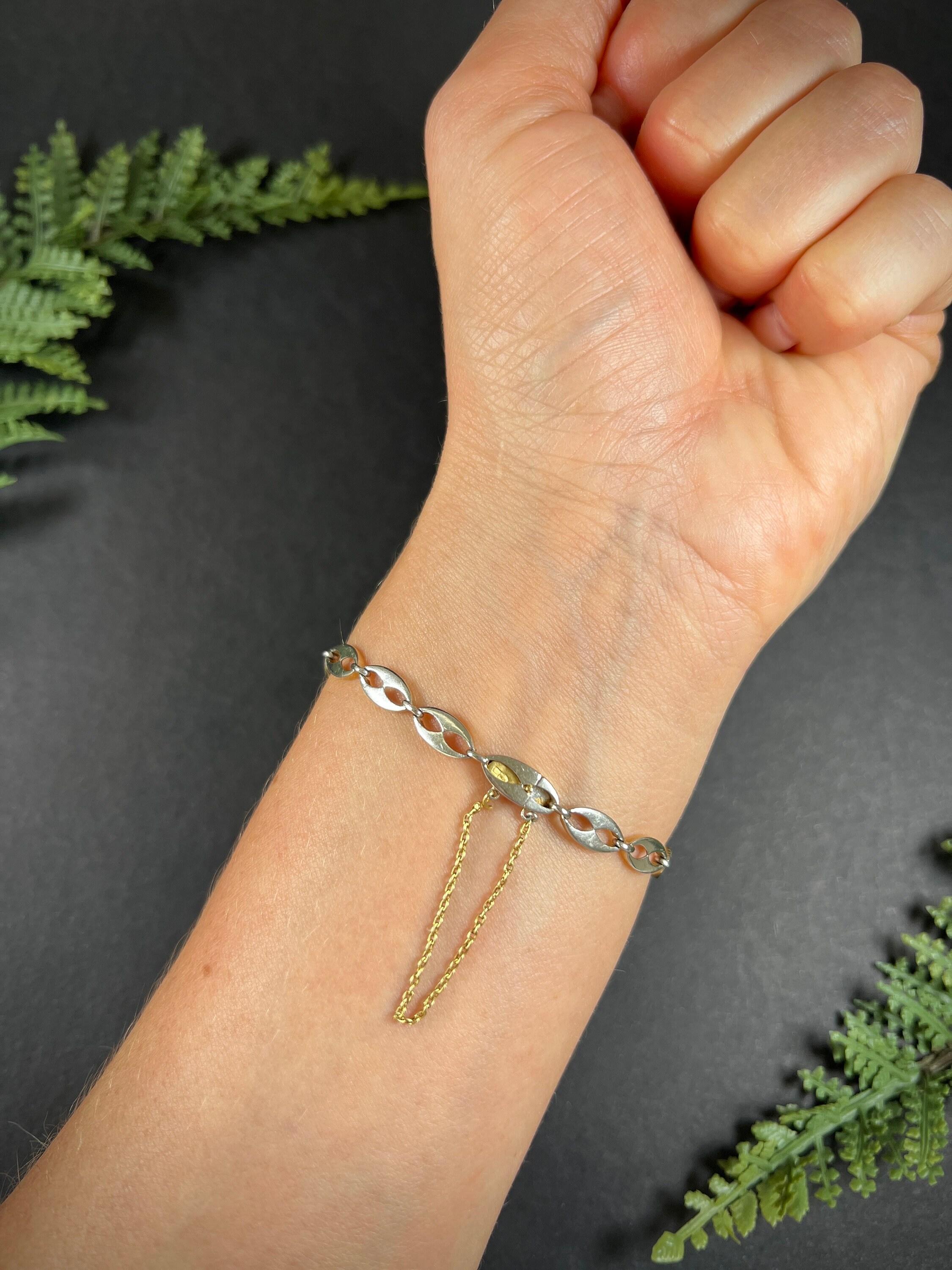 Bracciale con diamanti antichi 

Oro giallo 18ct e platino con timbro francese

Circa 1910

Questo squisito bracciale edoardiano emana un'eleganza senza tempo grazie alla sua struttura in oro 18ct e platino. Caratterizzato da splendide maglie ovali