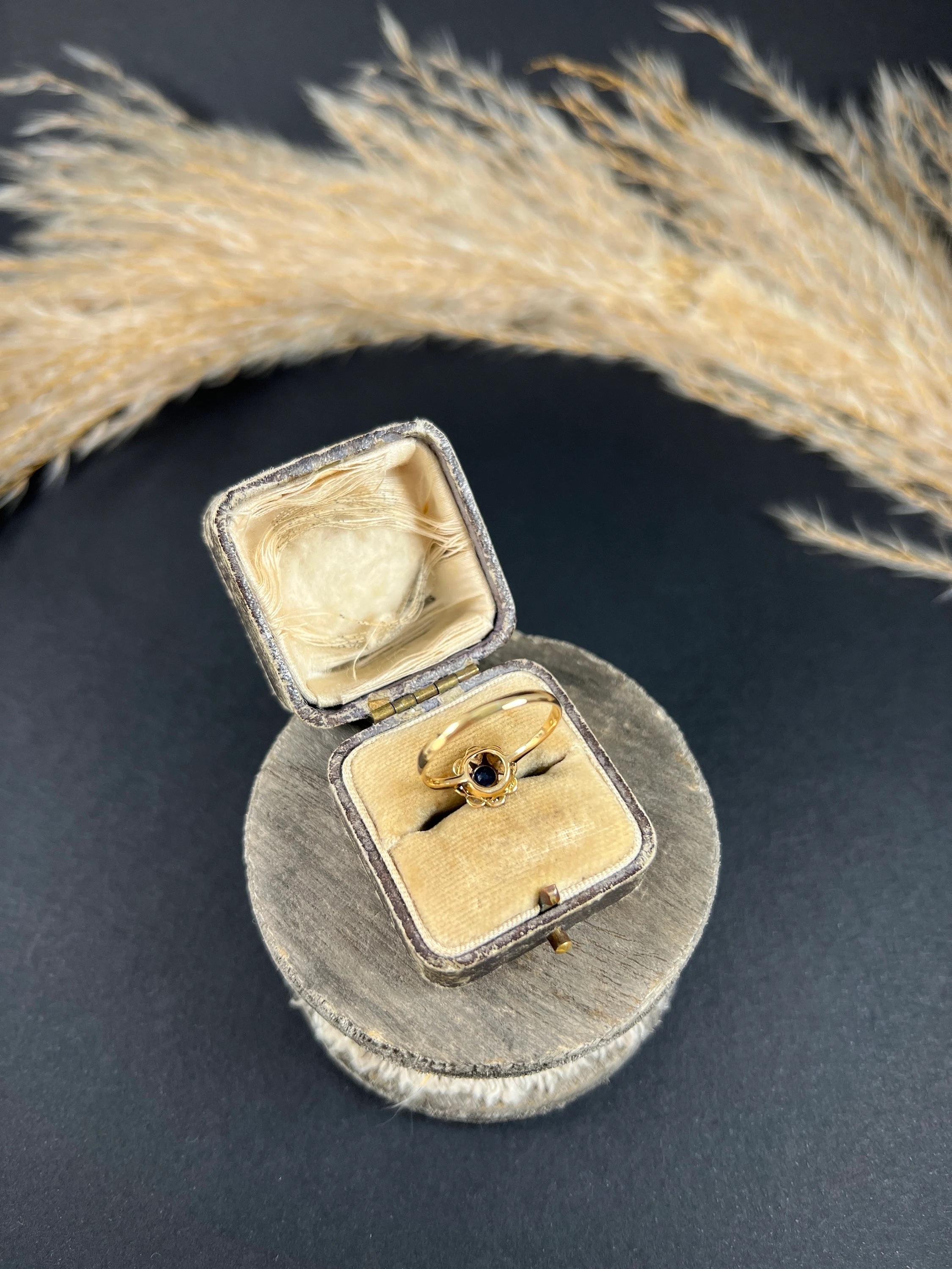18ct Gold & Platinum Stamped, Edwardian Sapphire Diamond Daisy Star Cluster Ring In Good Condition For Sale In Brighton, GB