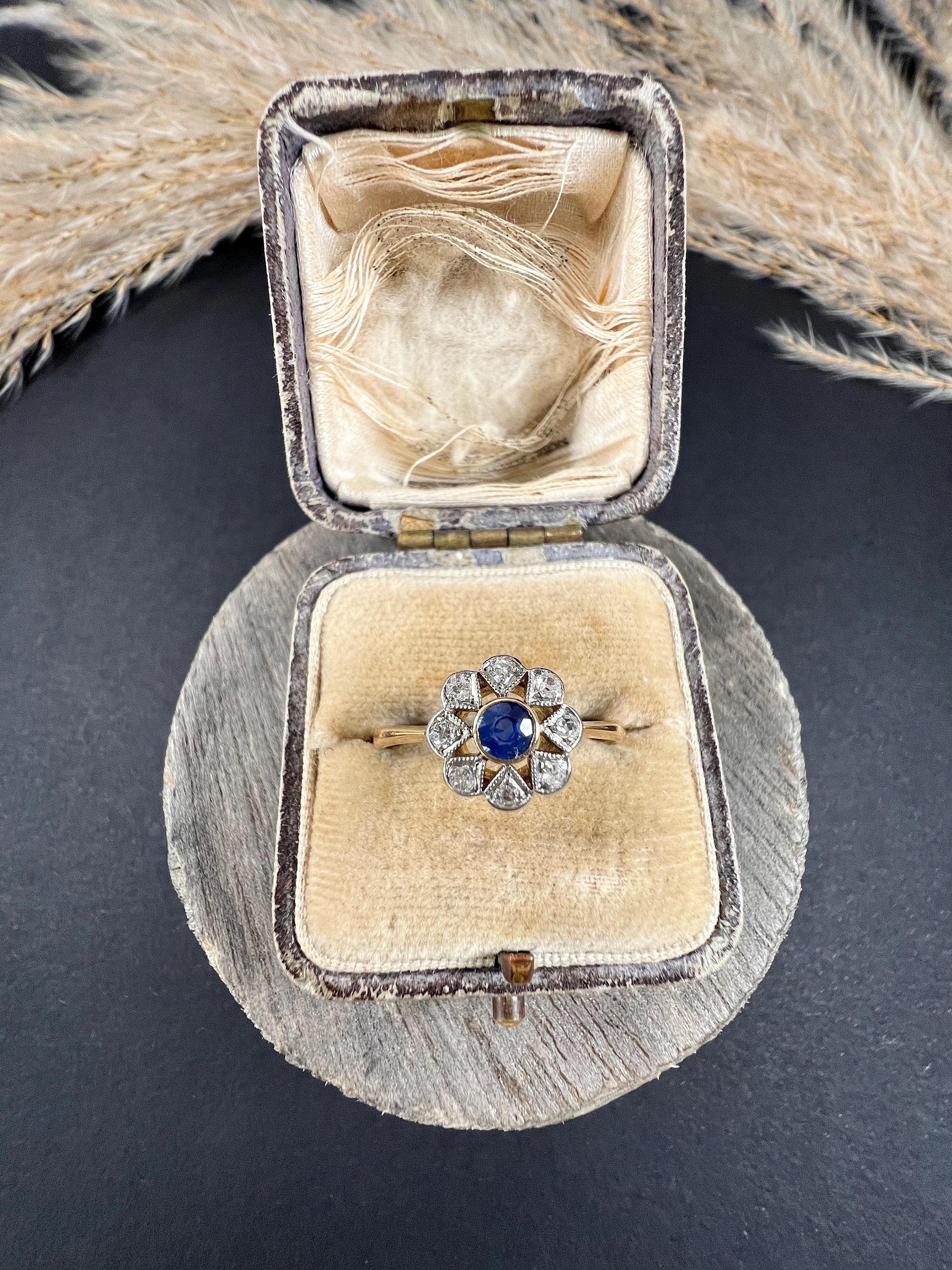 18ct Gold & Platinum Stamped, Edwardian Sapphire Diamond Daisy Star Cluster Ring For Sale 3
