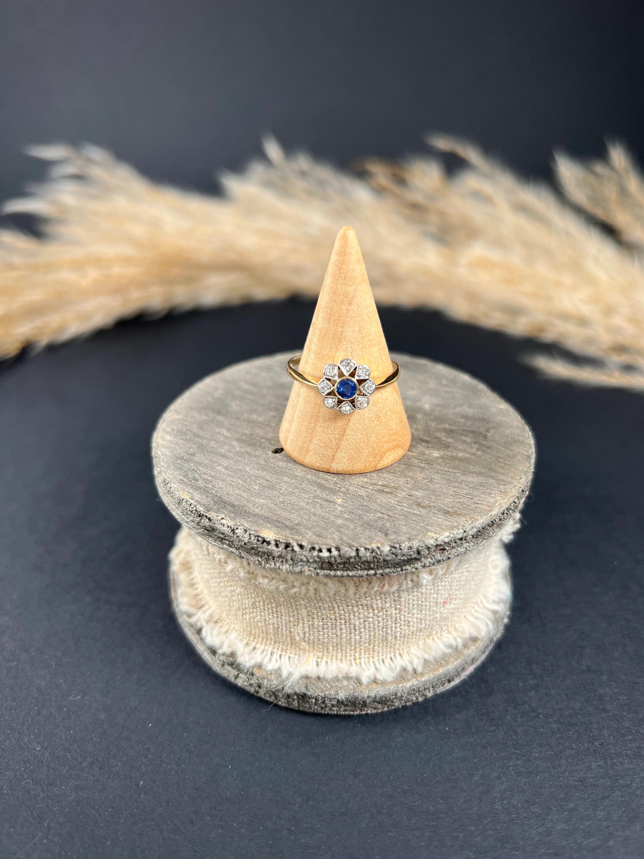 18ct Gold & Platinum Stamped, Edwardian Sapphire Diamond Daisy Star Cluster Ring For Sale 4