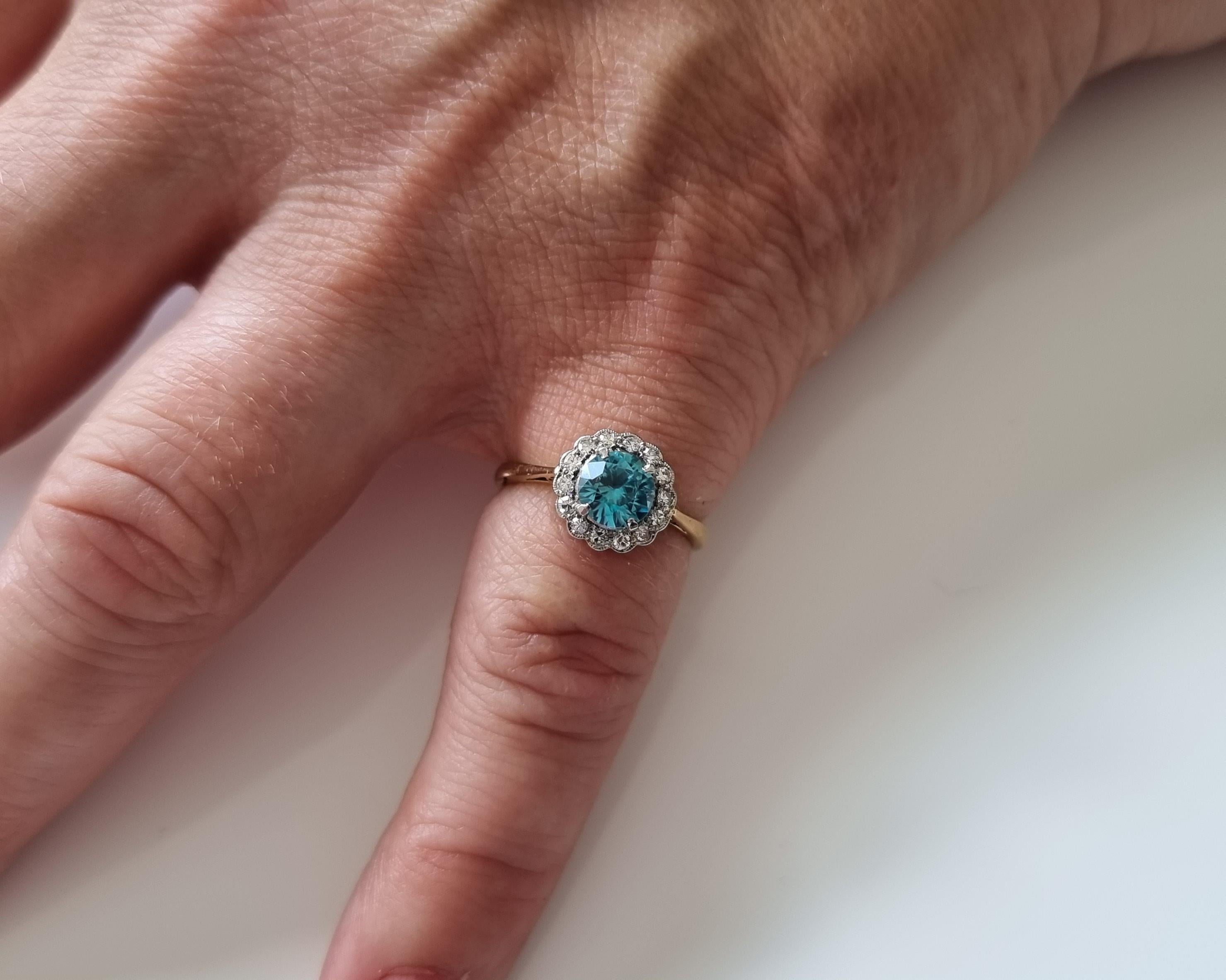 Art Deco 18ct Gold & Platinum Zircon & Diamond Daisy Cluster Ring, Circa 1930s For Sale