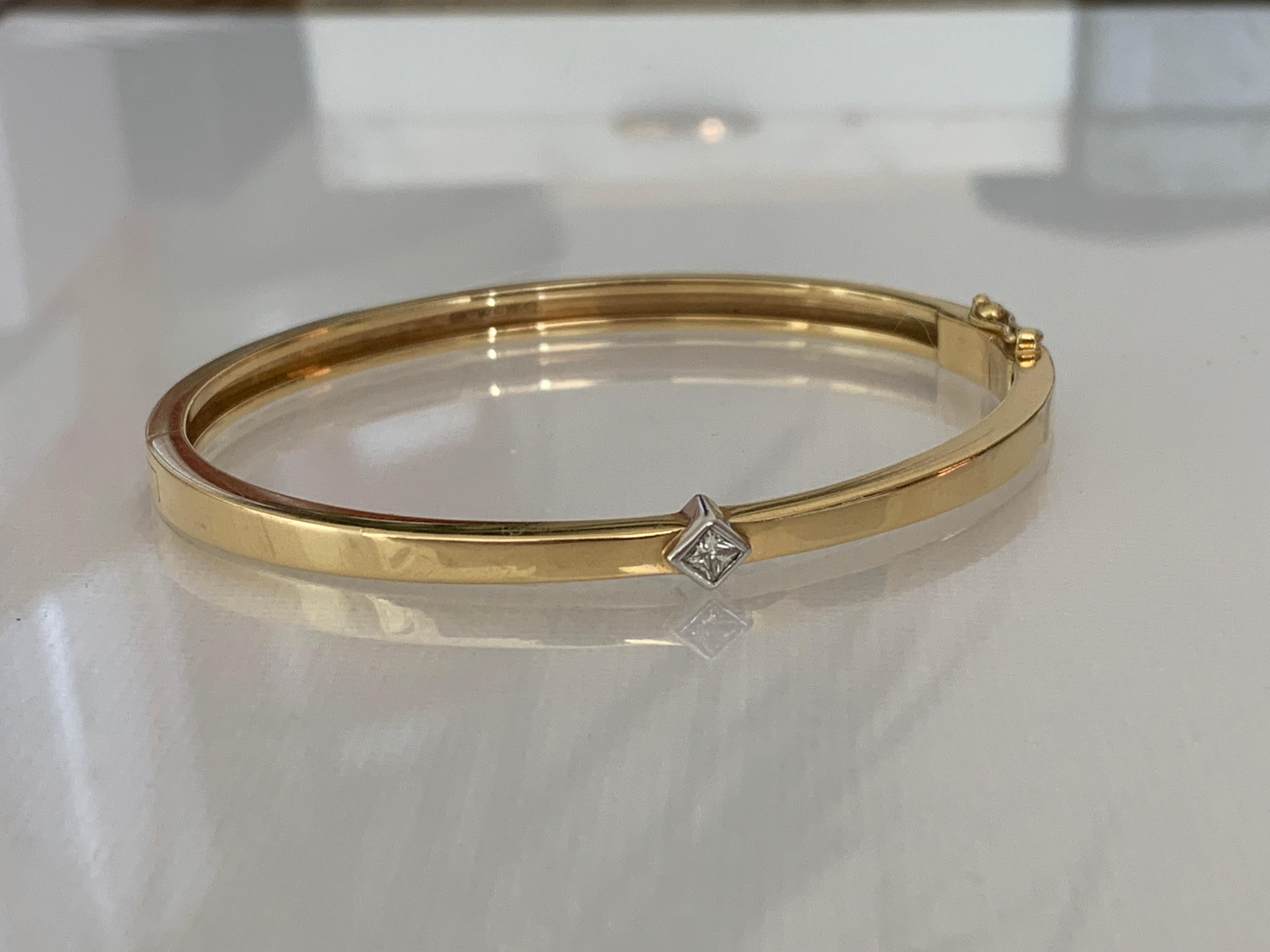 Bracciale in oro 18ct 750
con un bellissimo diamante centrale con taglio princess
Dimensioni del diamante 3,25 mm x 3,25 mm + 0,25 Carati 

Dimensioni - Diametro interno 5,8 cm
          Altezza interna     4.7 cm

Il braccialetto ha una forma ovale