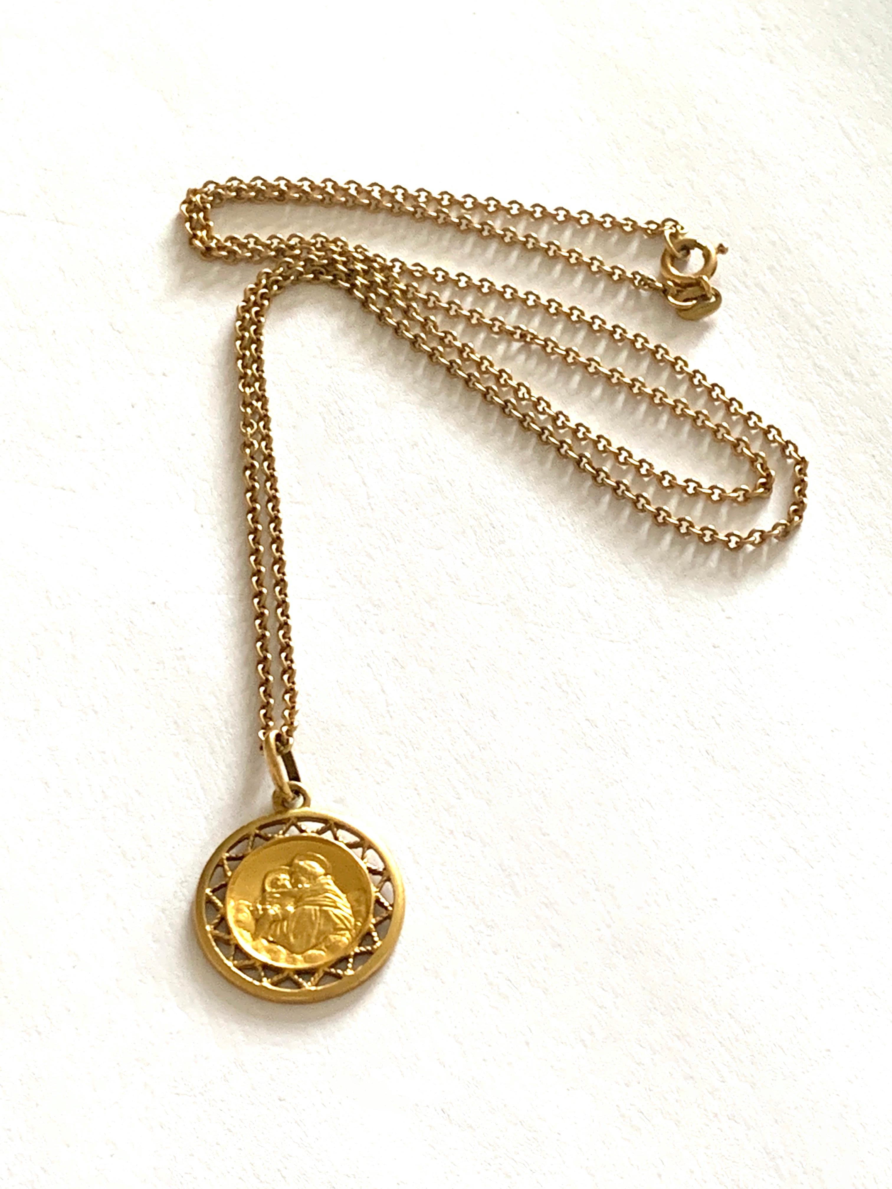 Beautiful
18ct Gold Religious St.Christopher
on a matching 18ct Gold Chain
Circa Pre 1950

Italian hallmark stamp on reverse of pendant
and on Chain Stamped 750 AUR - which is solid 18ct Gold

as necklace is pre 1950 it is not required to have a U.K