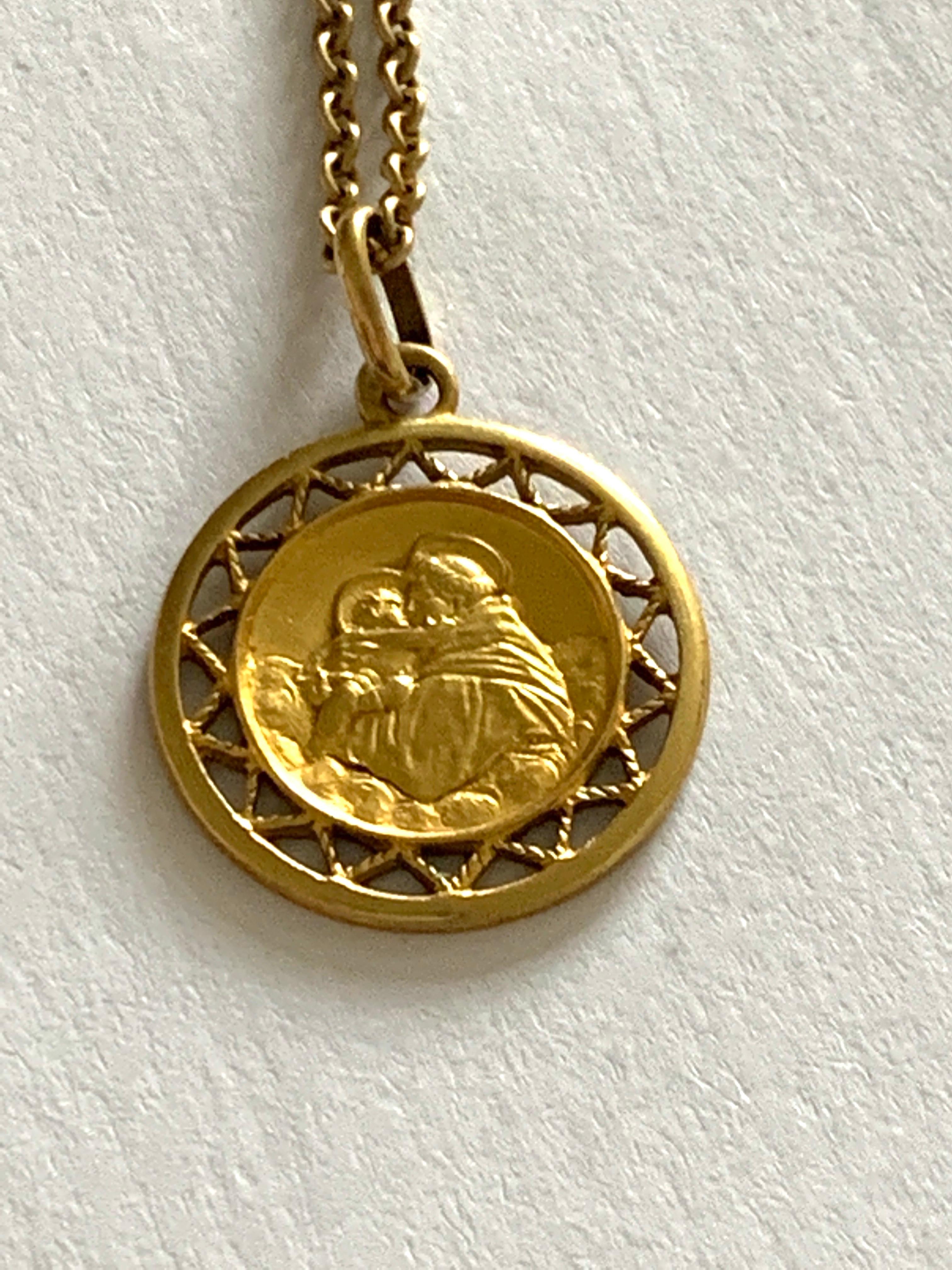 18ct Gold Religious Italian Pendant & 18ct Gold Chain  In Good Condition For Sale In London, GB