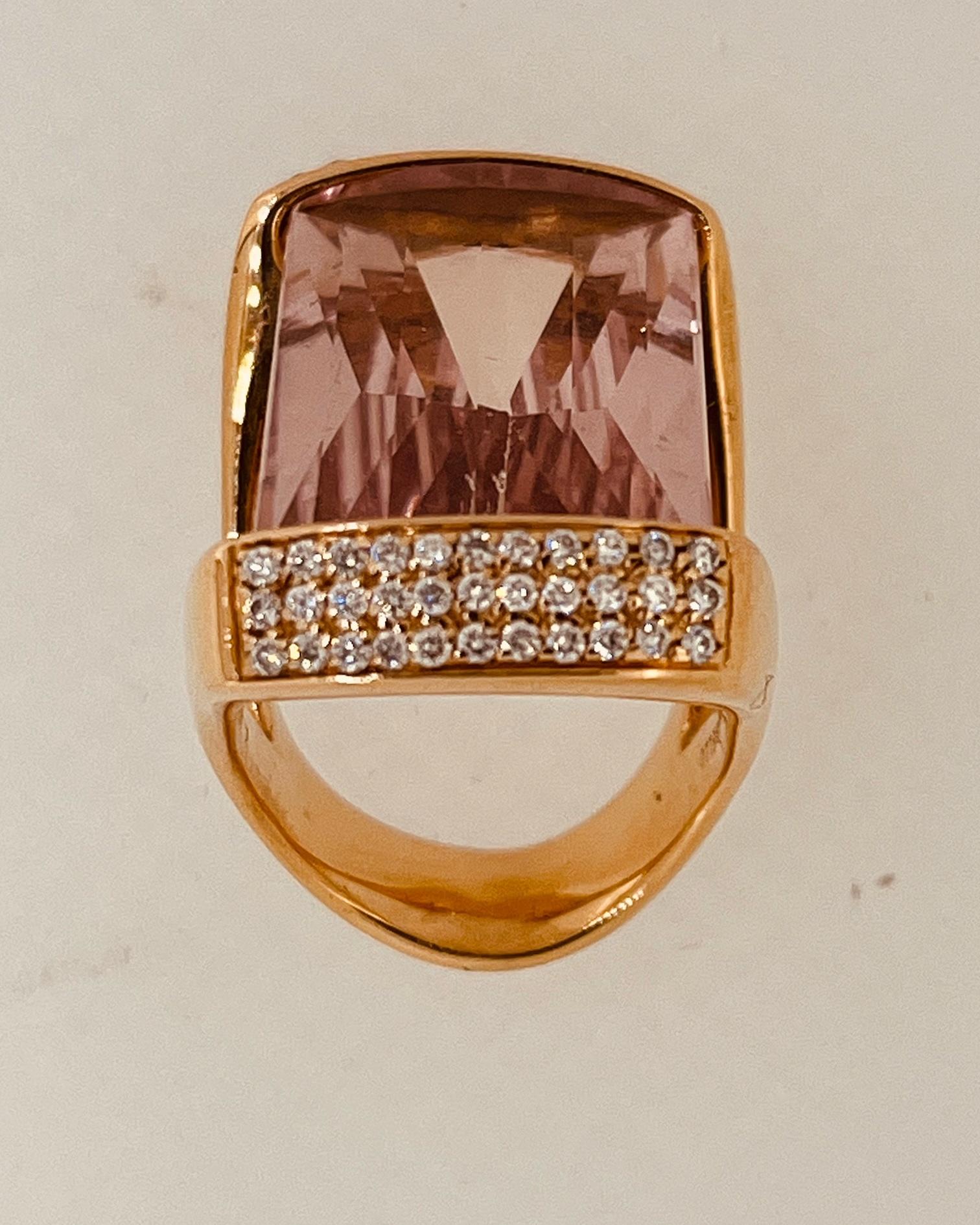 18ct Gold Ring Centering a Square Cut Morganite Suspended by 0.9ct Pave Diamonds In Excellent Condition For Sale In London, GB