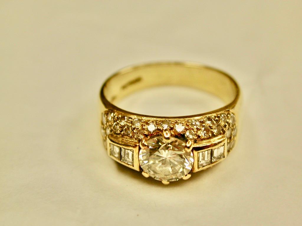 Modern 18ct Gold Ring Set with 1 Carat Diamond Centre Stone and a Cluster of Diamonds For Sale
