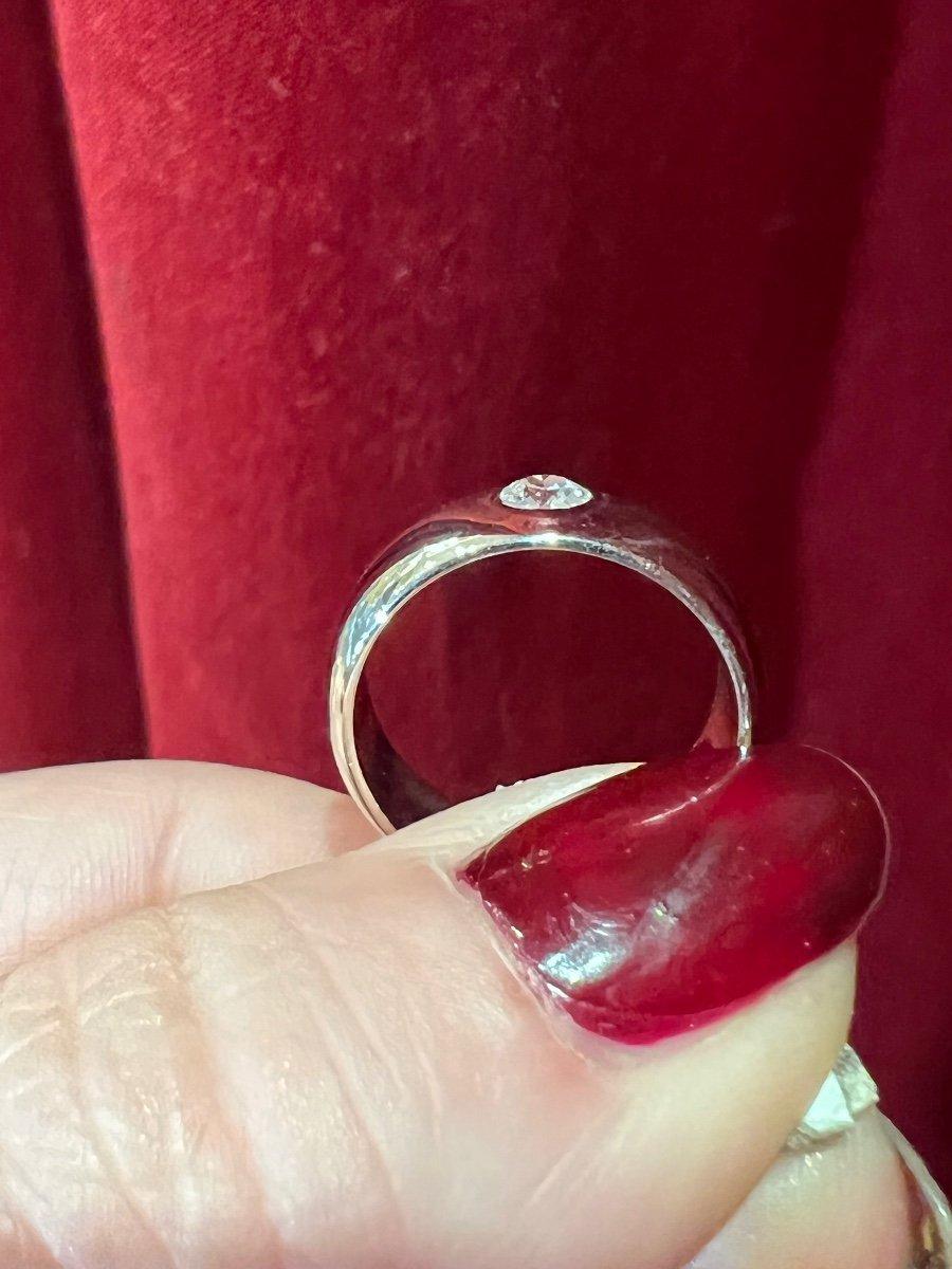 Anello a fascia in oro 18ct 
con un diamante di circa 0,20 carati incastonato in un'incastonatura chiusa 
peso totale 6,92gr 
dimensione: 50
