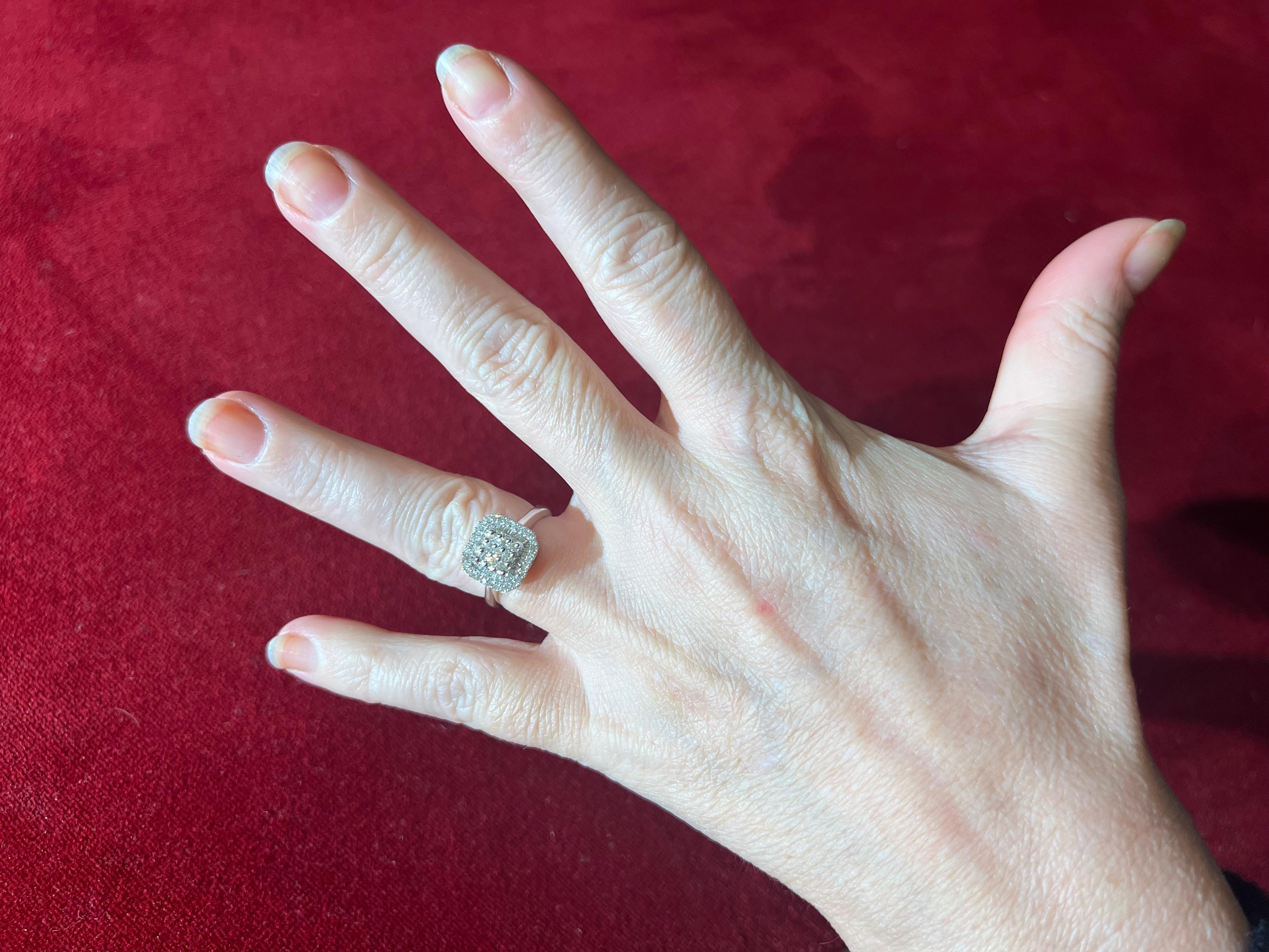 Ring in 18ct gold set with a paving of brilliant modern size and calibers for approximately
1ct in total Total weight: 4.94gr
Size: 56
Size of the square: 1.10cm per side
Height: 0.6cm
Resizing and free delivery