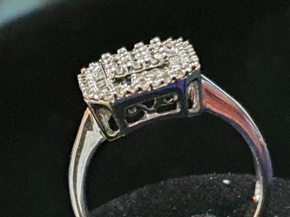 Taglio rotondo Anello in oro 18 ct con pavé di diamanti in vendita