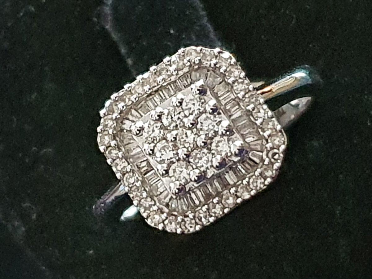 Donna Anello in oro 18 ct con pavé di diamanti in vendita