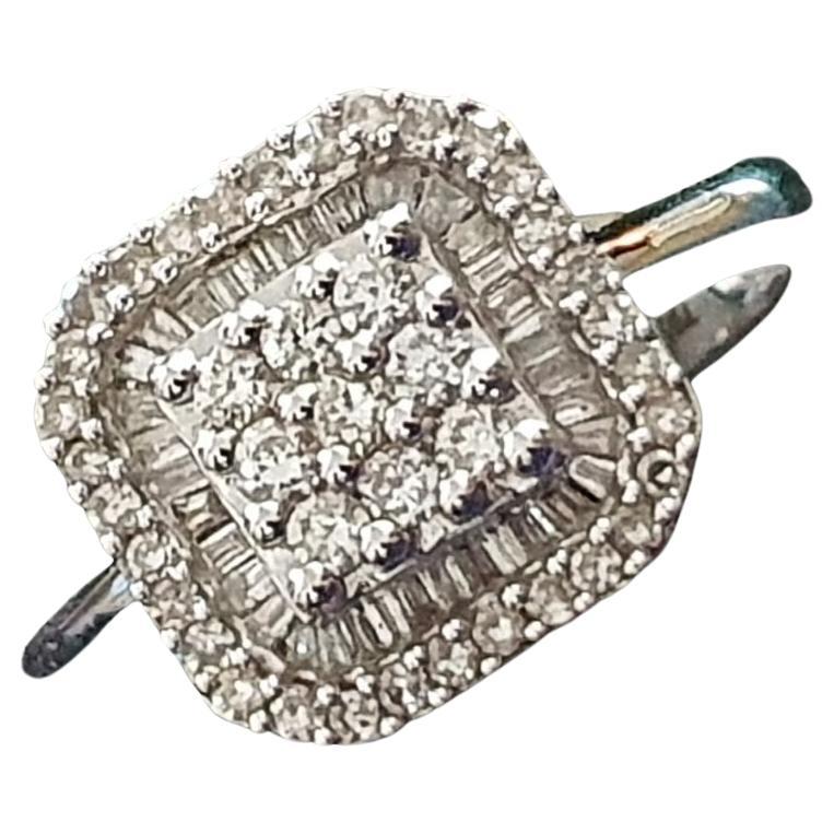 Anello in oro 18ct con incastonato un pavé di brillanti moderni di dimensioni e calibri pari a circa 1ct in totale Peso totale: 4.94gr Misura: 56 Misura del quadrato: 1,10 cm per lato Altezza: 0,6 cm Ridimensionamento e consegna gratuita (Termini di
