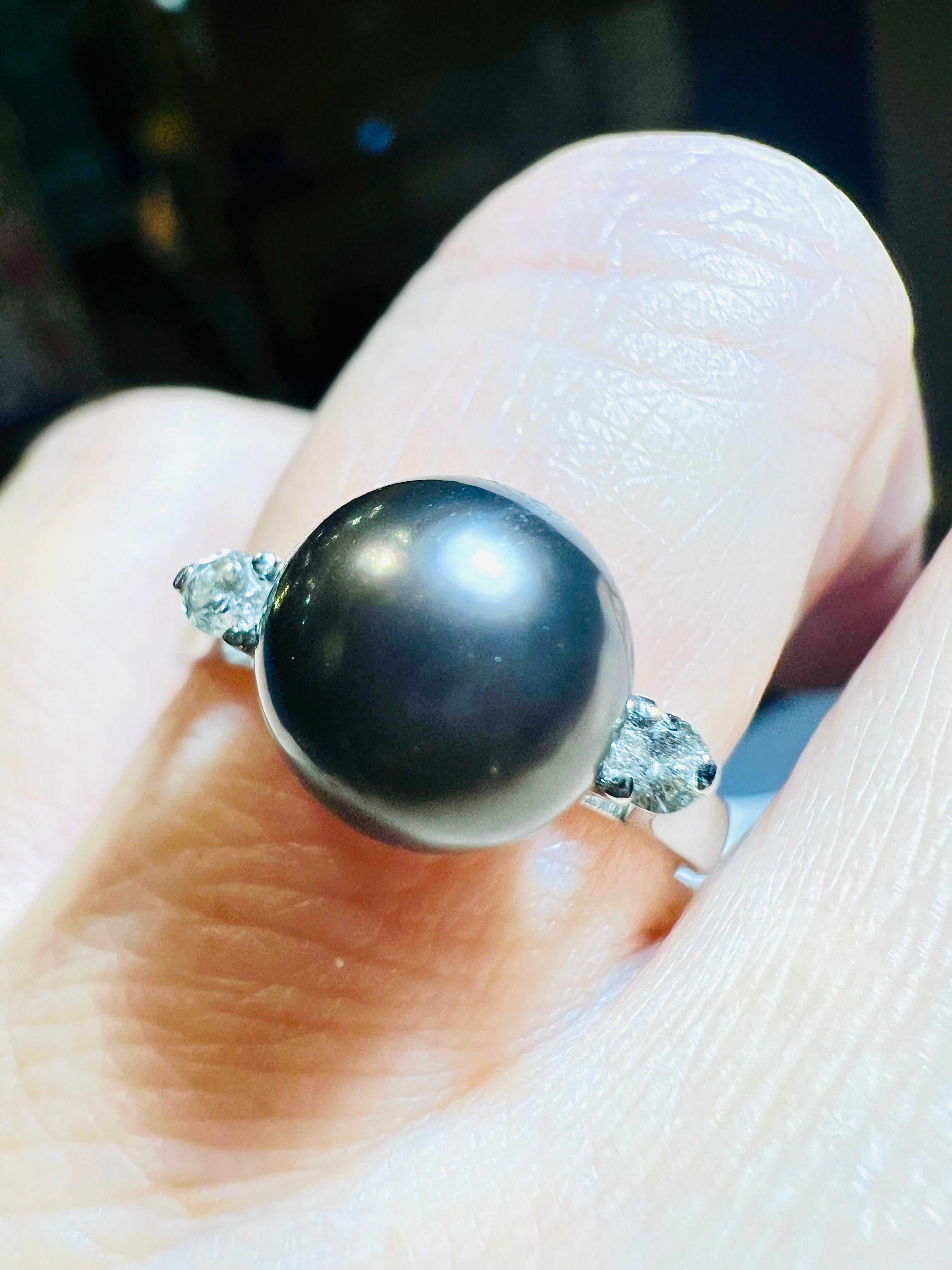 18ct Gold Ring Set With A Pearl Of Gray Culture Surrounded By 2 Diamonds For Sale 5