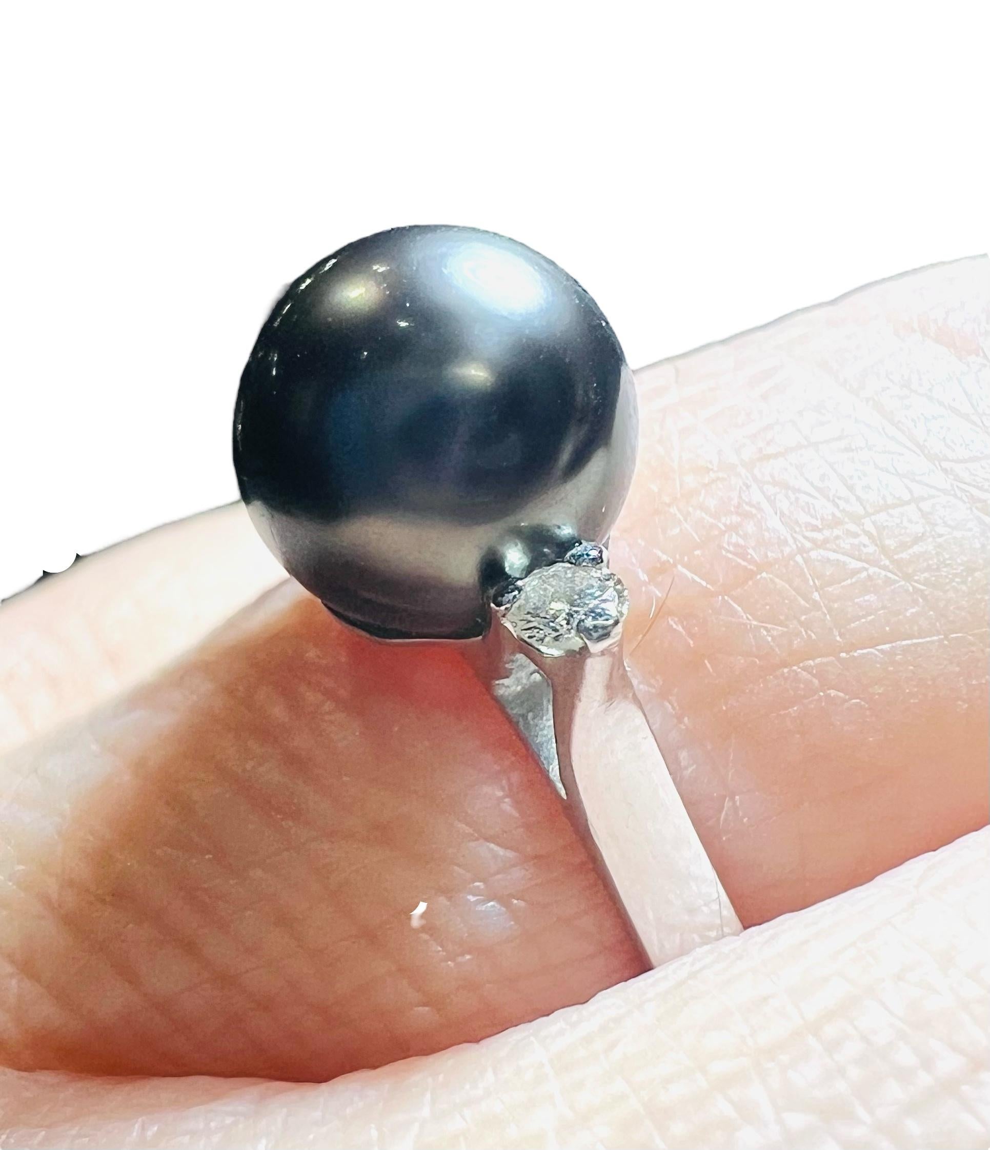 18ct Gold Ring Set With A Pearl Of Gray Culture Surrounded By 2 Diamonds For Sale 8