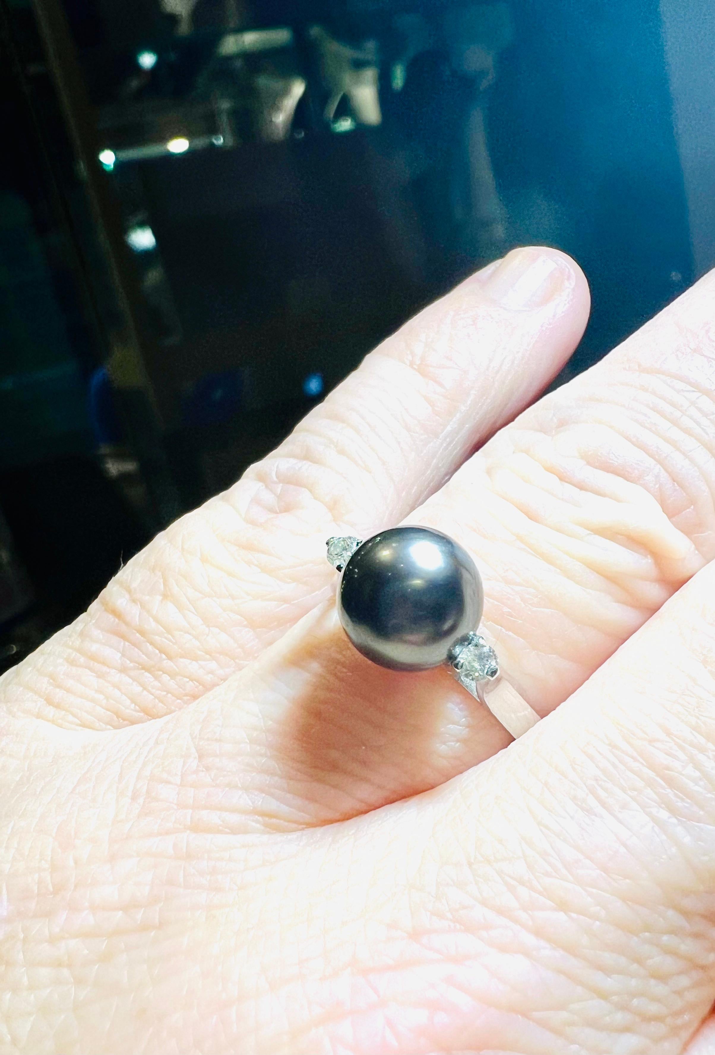 Art Deco 18ct Gold Ring Set With A Pearl Of Gray Culture Surrounded By 2 Diamonds For Sale