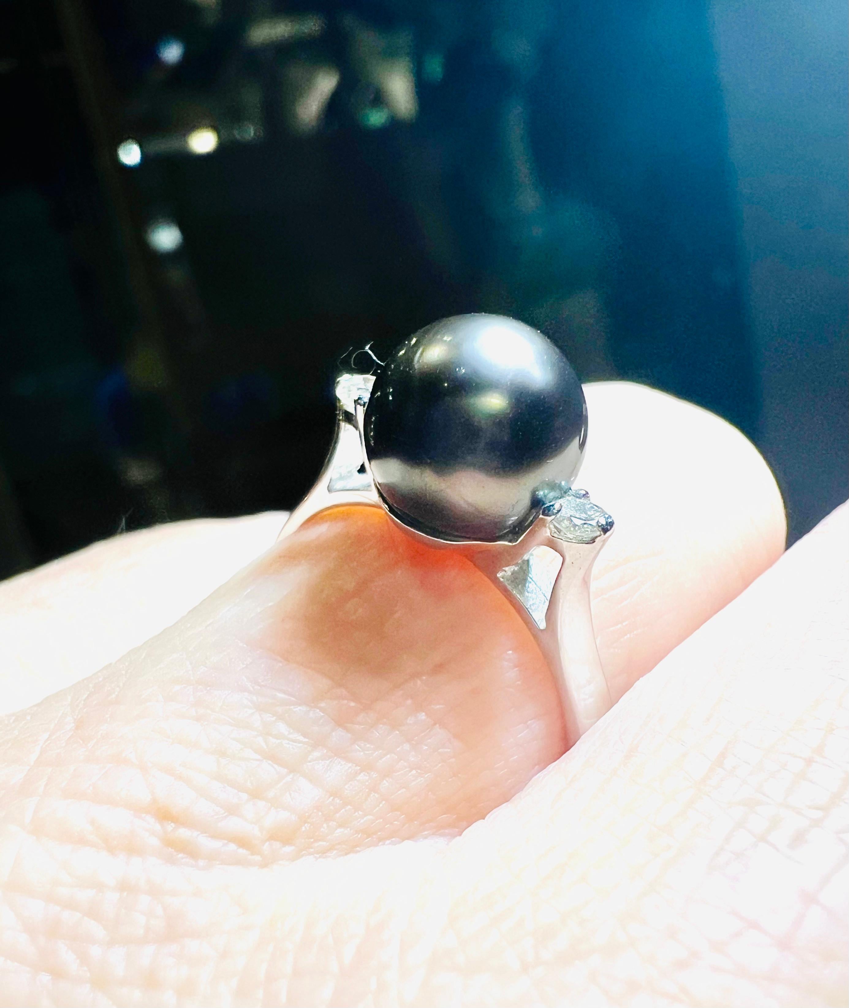 18ct Gold Ring Set With A Pearl Of Gray Culture Surrounded By 2 Diamonds In Good Condition For Sale In SAINT-OUEN-SUR-SEINE, FR