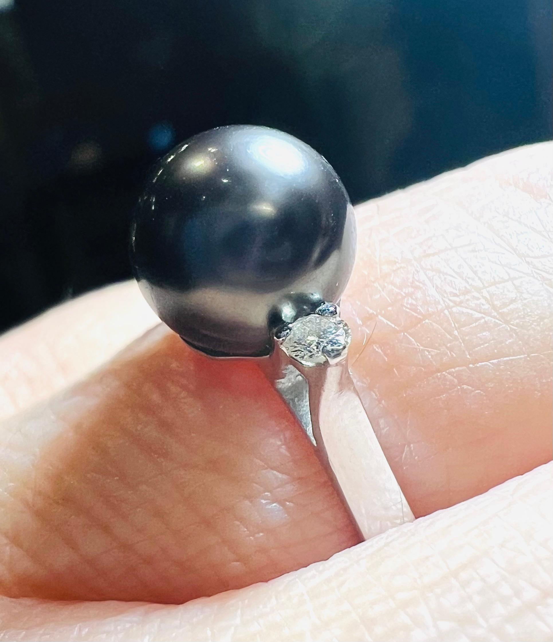 Women's or Men's 18ct Gold Ring Set With A Pearl Of Gray Culture Surrounded By 2 Diamonds For Sale