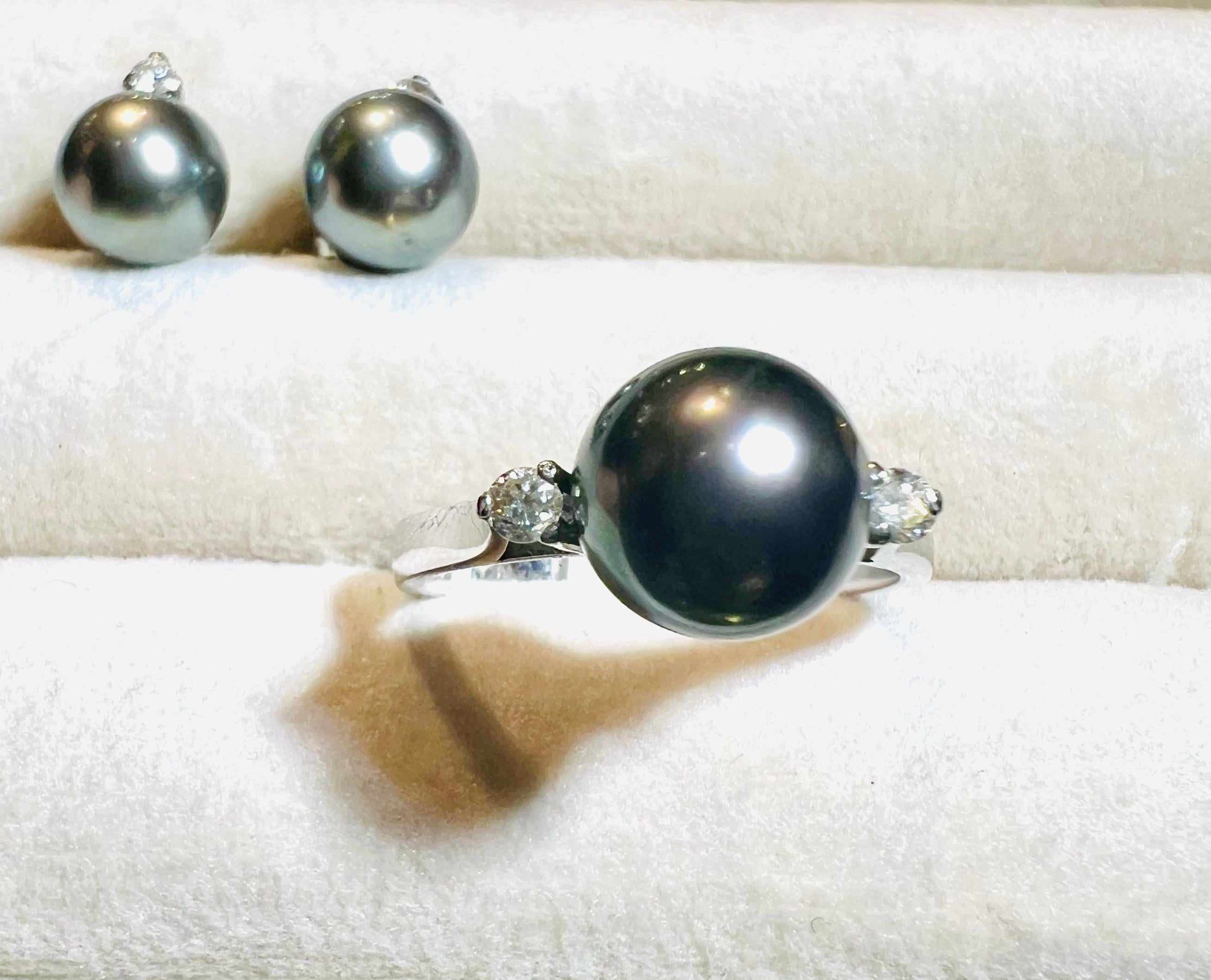 18ct Gold Ring Set With A Pearl Of Gray Culture Surrounded By 2 Diamonds For Sale 2