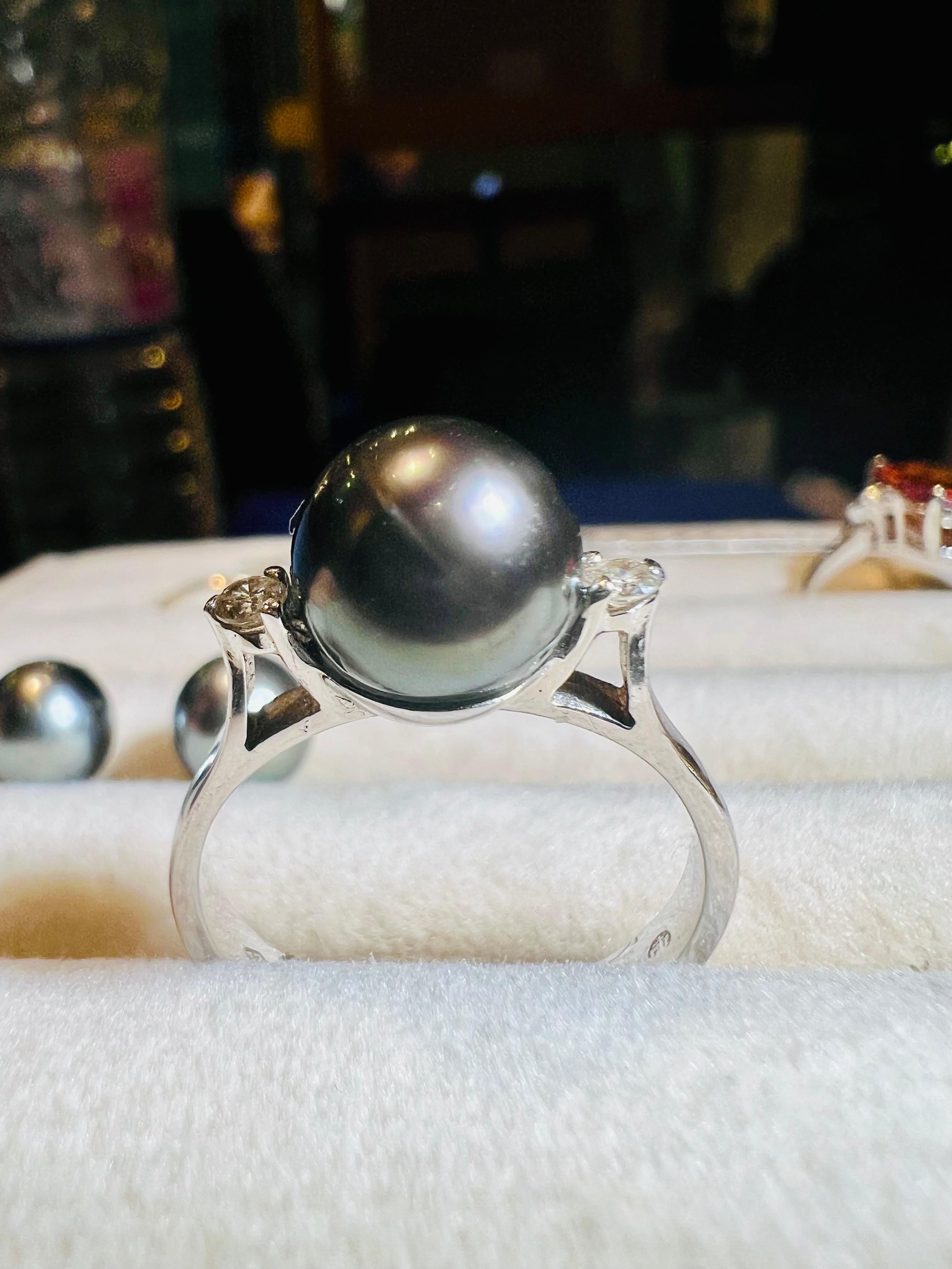 18ct Gold Ring Set With A Pearl Of Gray Culture Surrounded By 2 Diamonds For Sale 3