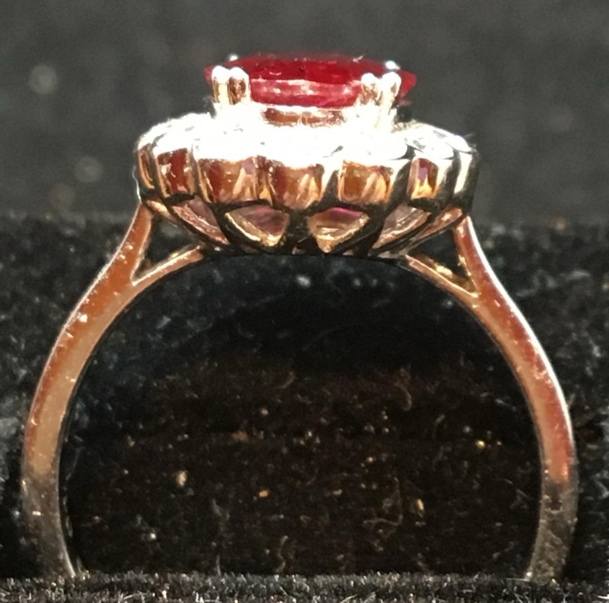 Anello in oro 18 ct con rubino naturale trattato termicamente di 1,60 ct.
 circondato da brillanti per 0,45ct 
 circa 1960/1970 
dimensioni gratuite offerte