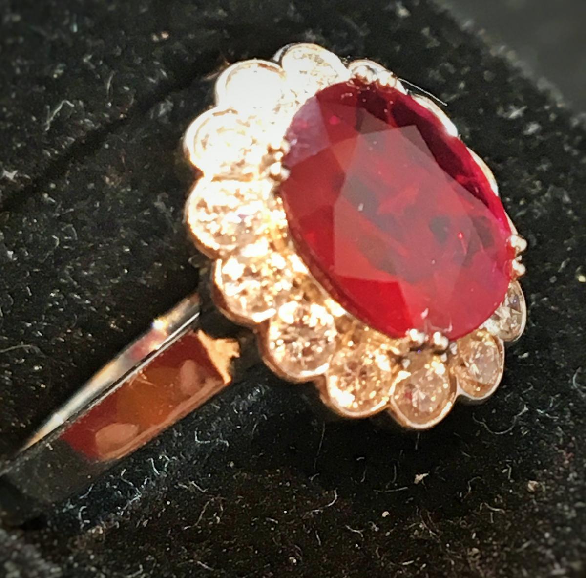 Taglio ovale Anello in oro 18 ct con rubino circondato da Brillianti in vendita