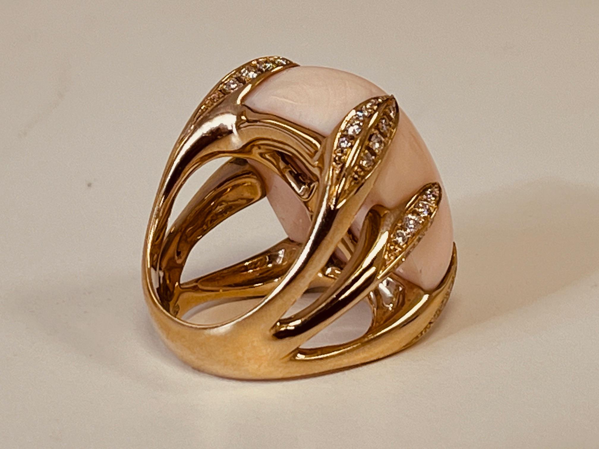 GAVELLO Ring aus 18 Karat Gold, besetzt mit einer Engelshautkoralle, die von sechs schweren diamantbesetzten Krallen gehalten wird. Die Koralle ist 25 x 20 mm groß und 12 mm tief. Bruttogewicht 30.7 Gramm. Ungefähres Gewicht der Diamanten: 75ct. Auf