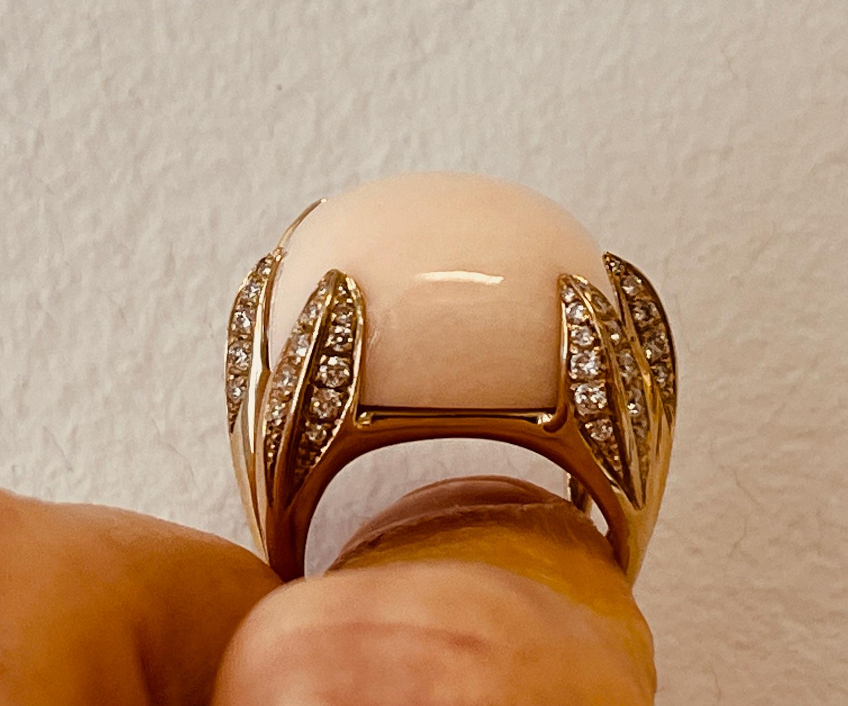 18ct Gold Ring Set mit einem Engel Haut Koralle Heldly von sechs schweren Diamant Set Claws im Angebot 15
