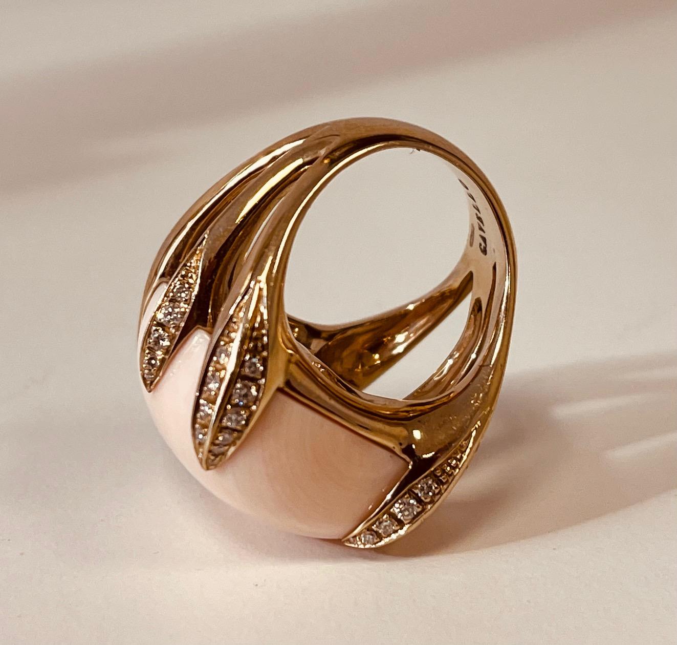 18ct Gold Ring Set mit einem Engel Haut Koralle Heldly von sechs schweren Diamant Set Claws im Zustand „Hervorragend“ im Angebot in London, GB