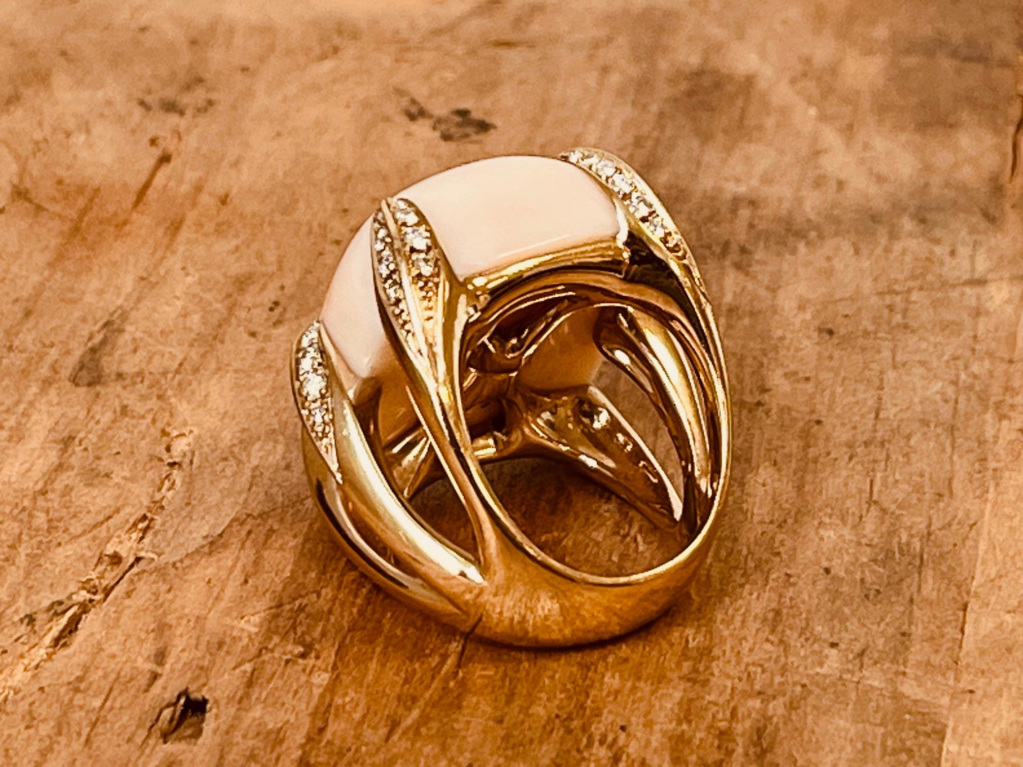 18ct Gold Ring Set mit einem Engel Haut Koralle Heldly von sechs schweren Diamant Set Claws im Angebot 4