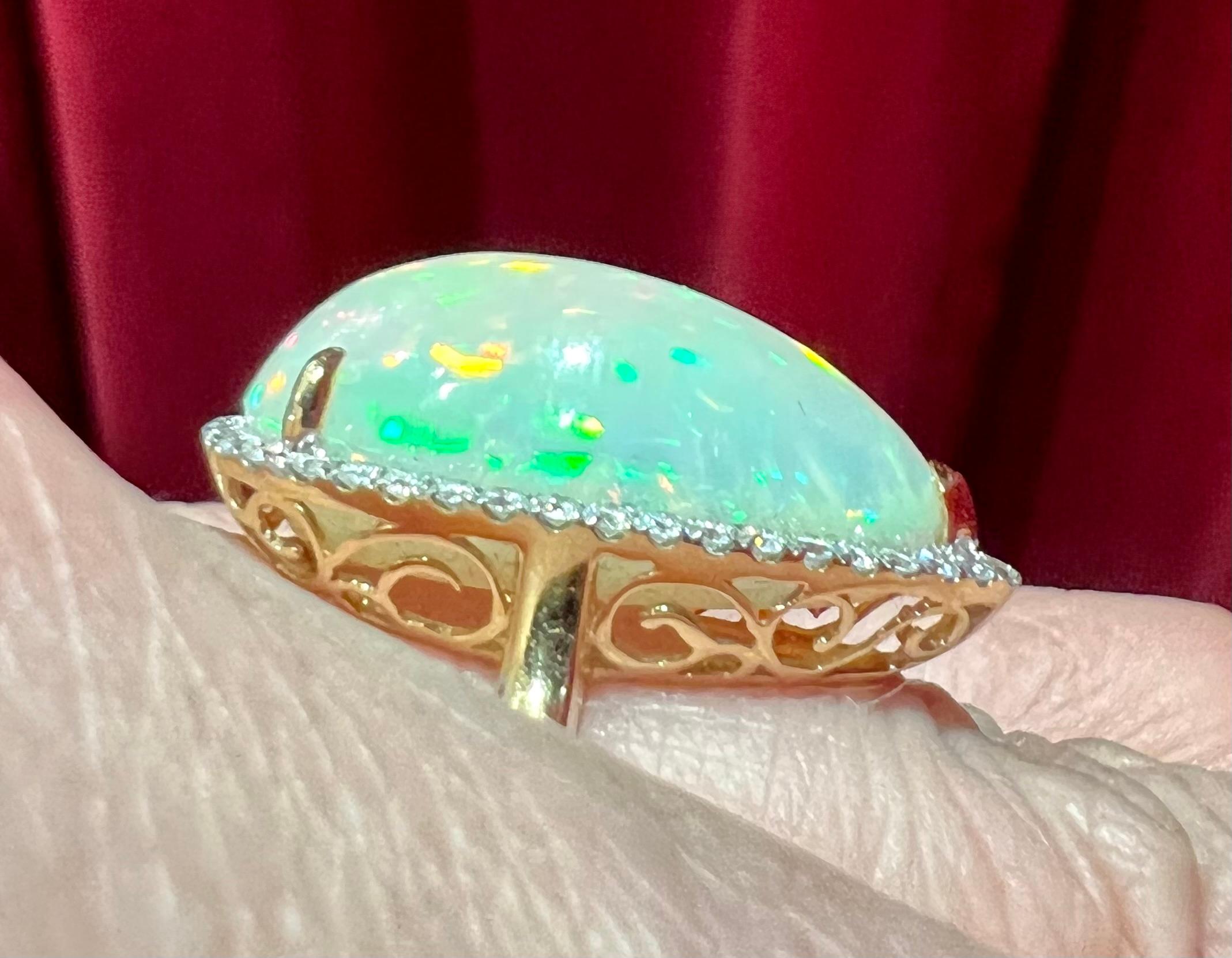 Superb ring in 18ct gold, yellow gold, set with an 8.72ct pear-shaped cabochon opal surrounded by pavé diamonds for approximately 0.31ct in total. size 53 opal, length: 2.2cm at the widest: 1.5cm approximately discount to size 