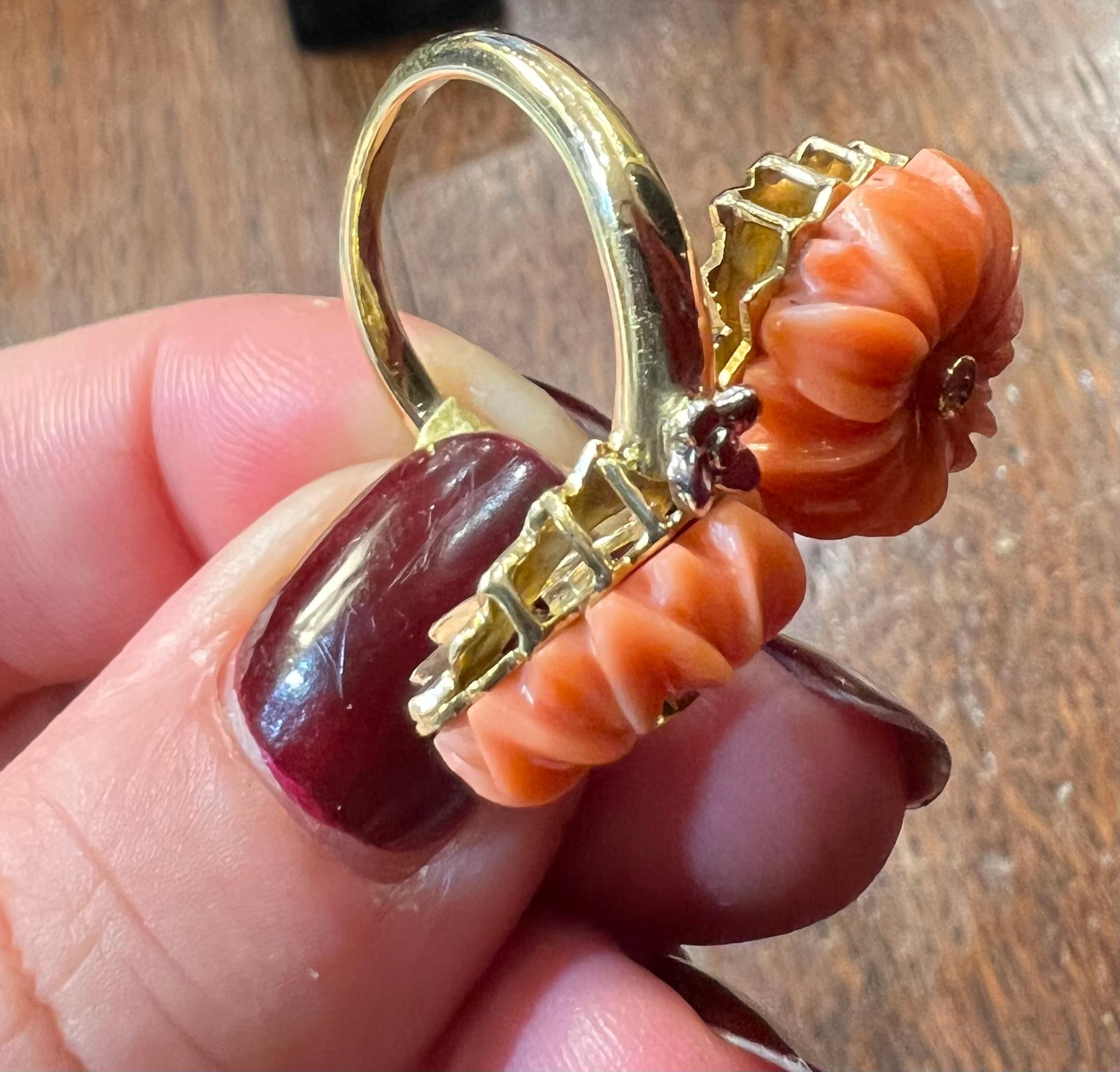 18ct Gold Ring Set With Flowers In Coral And Brilliants In Good Condition For Sale In SAINT-OUEN-SUR-SEINE, FR