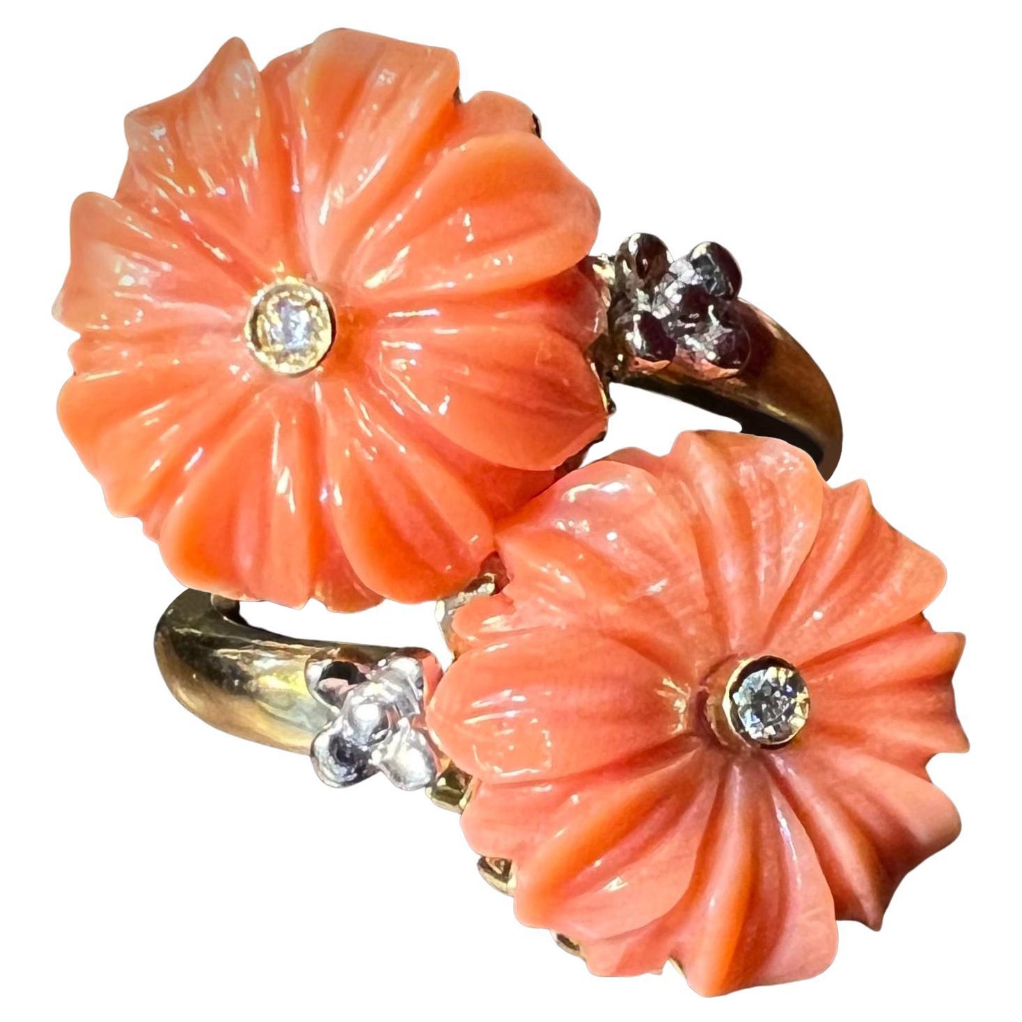 18ct Gold Ring Set With Flowers In Coral And Brilliants