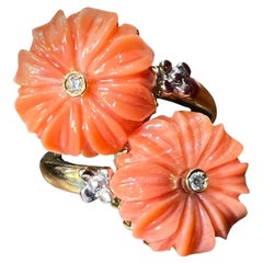 Anello in oro 18 ct con fiori in corallo e brillanti