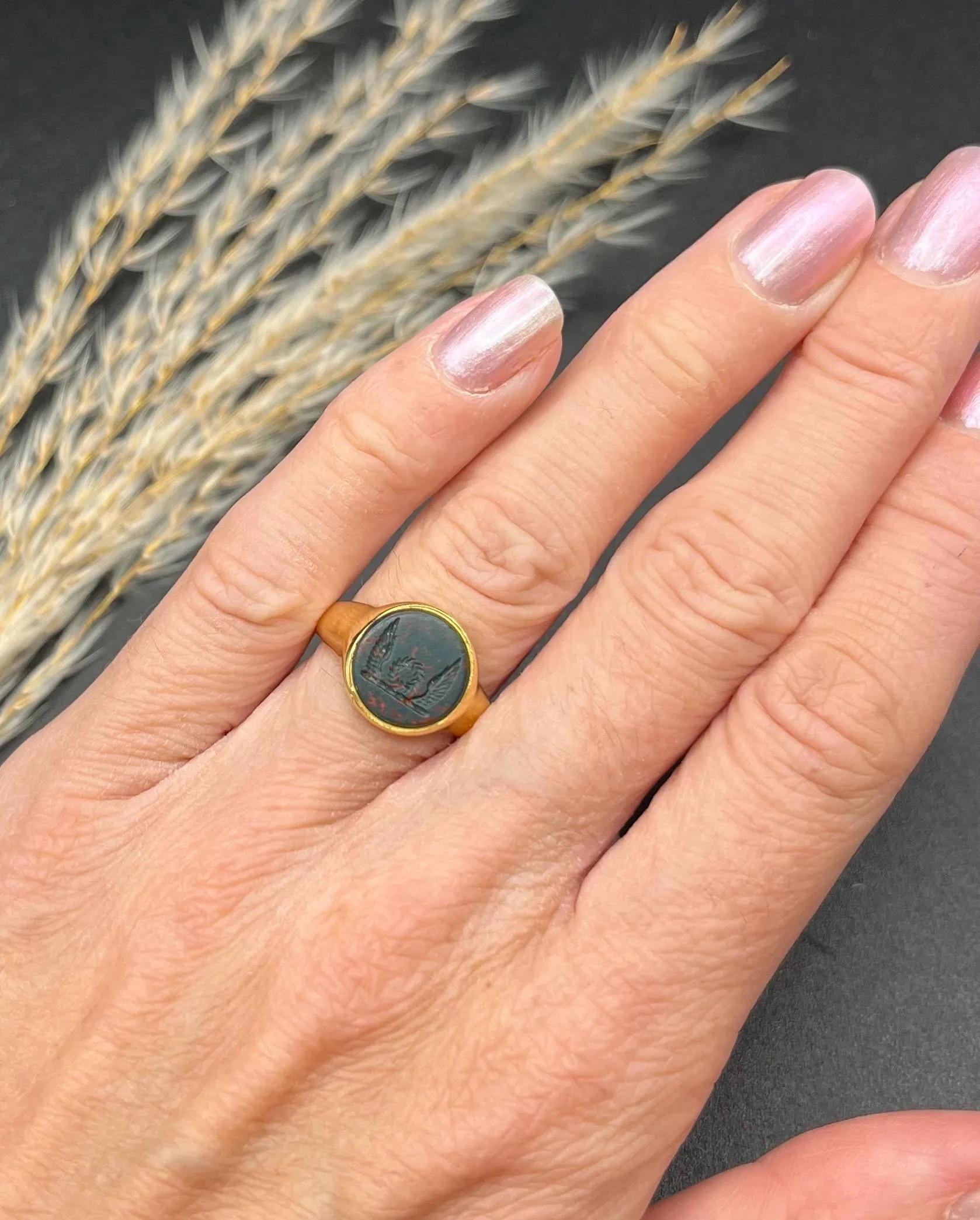 Anello con firma incisa in pietra sanguigna antica 

Oro giallo 18ct 

Marchio Birmingham 1915

Un anello classico con pietra sanguigna rotonda, finemente incisa con uno stemma araldico. La pietra sanguigna di colore verde intenso con sottili