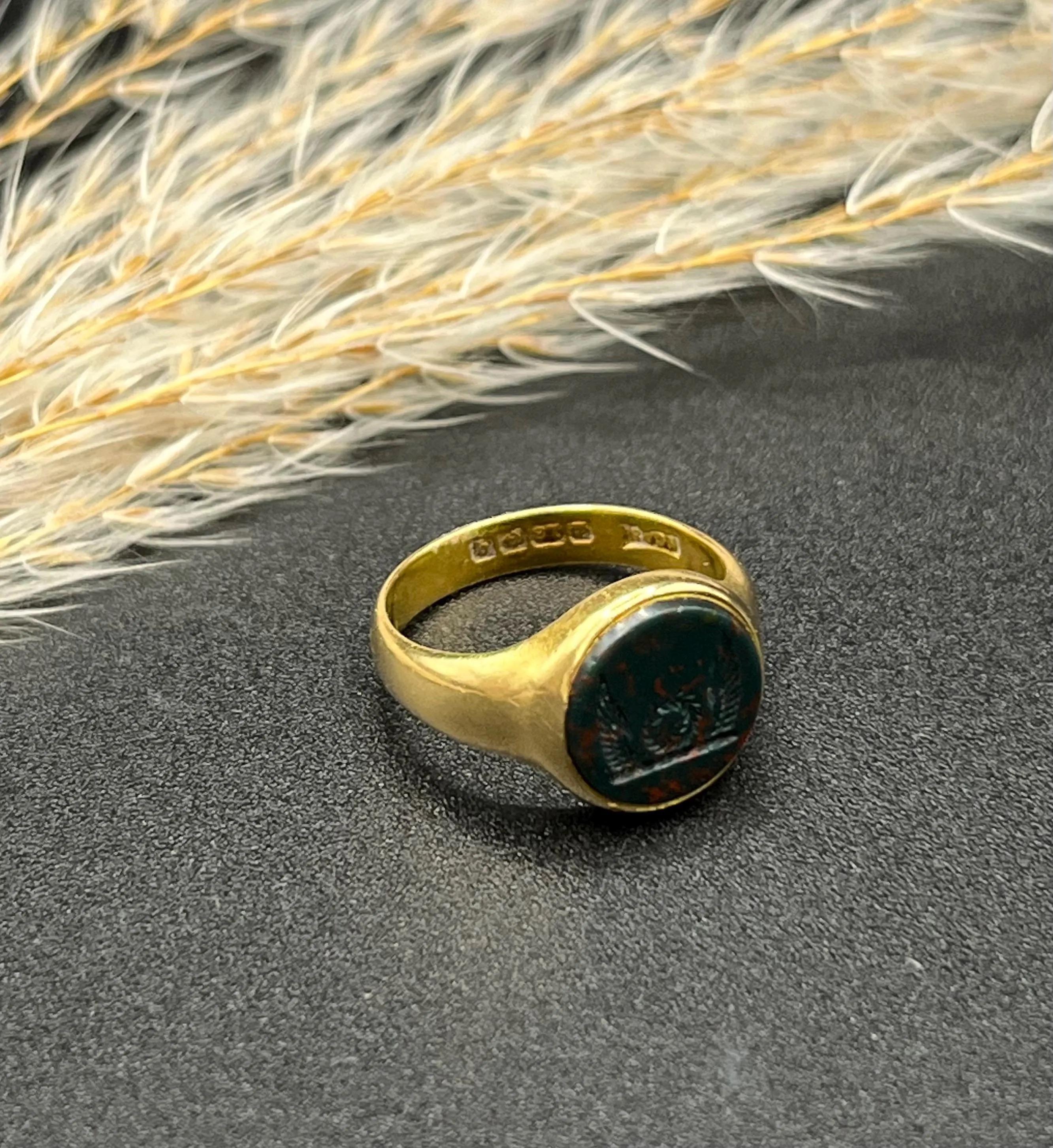 Anello Signet in oro 18 ct, pietra sanguigna rotonda incisa, con marchio Birmingham 1915 In condizioni buone in vendita a Brighton, GB