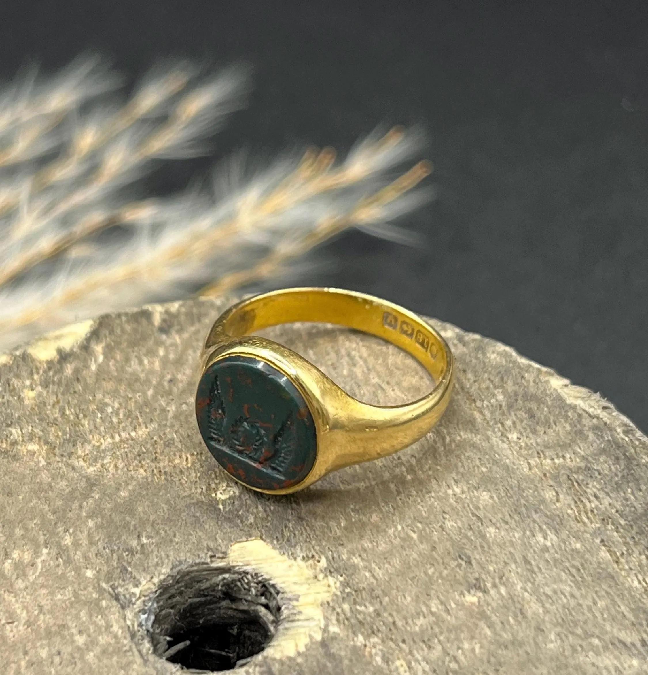 Anello Signet in oro 18 ct, pietra sanguigna rotonda incisa, con marchio Birmingham 1915 in vendita 2