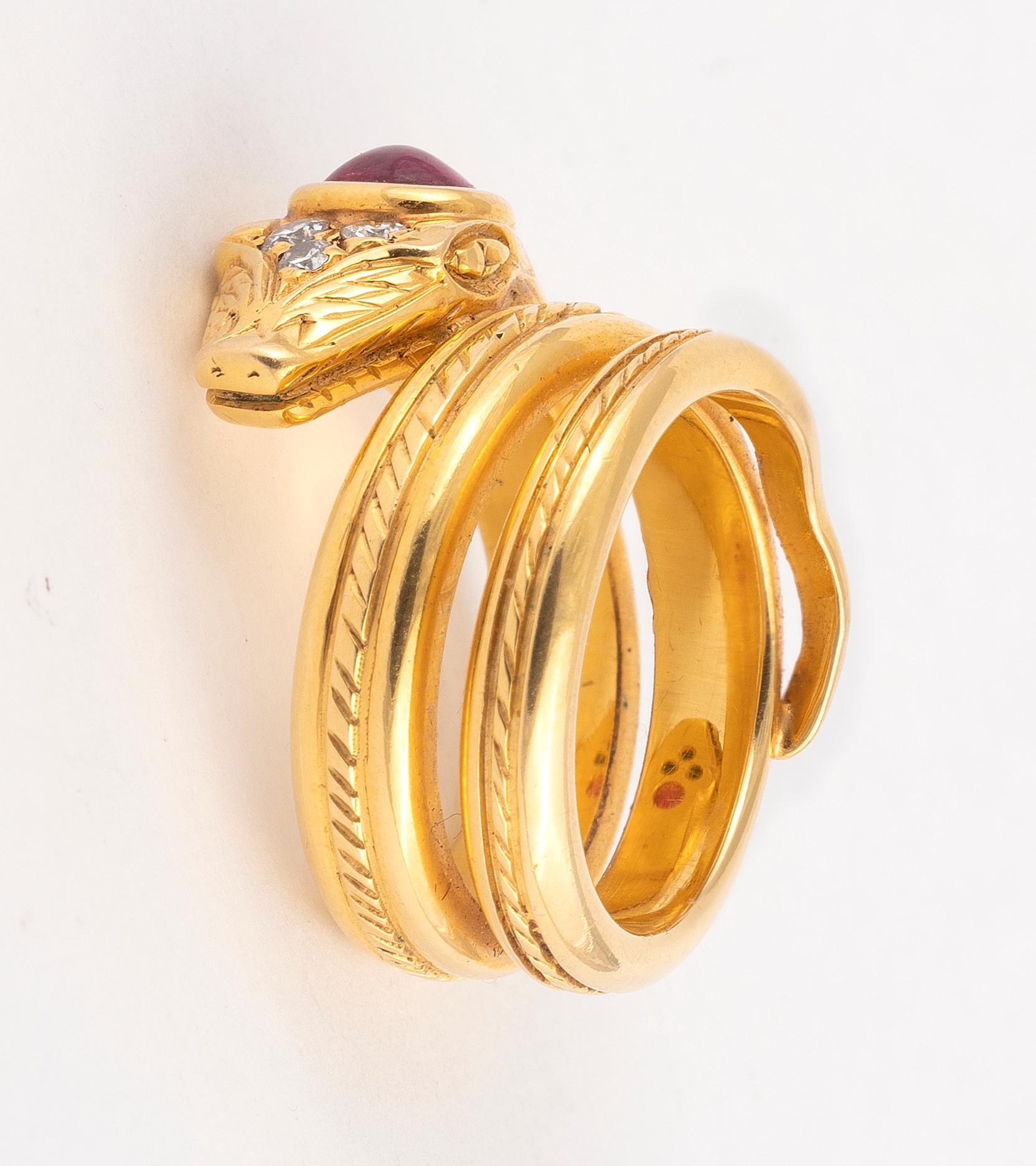 the triple coil gold band broadening at the head, this inset with cabochon cut ruby and three diamonds.
Width across bands (at rhe head) 1.5cm / 5/8''
Weight: 16g
Size : 6